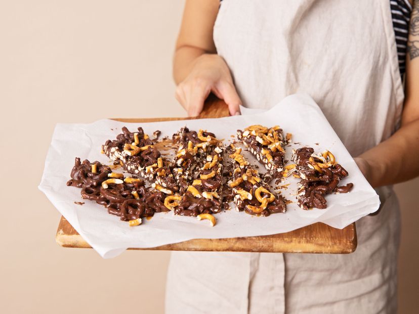3-ingredient chocolate caramel pretzel bark