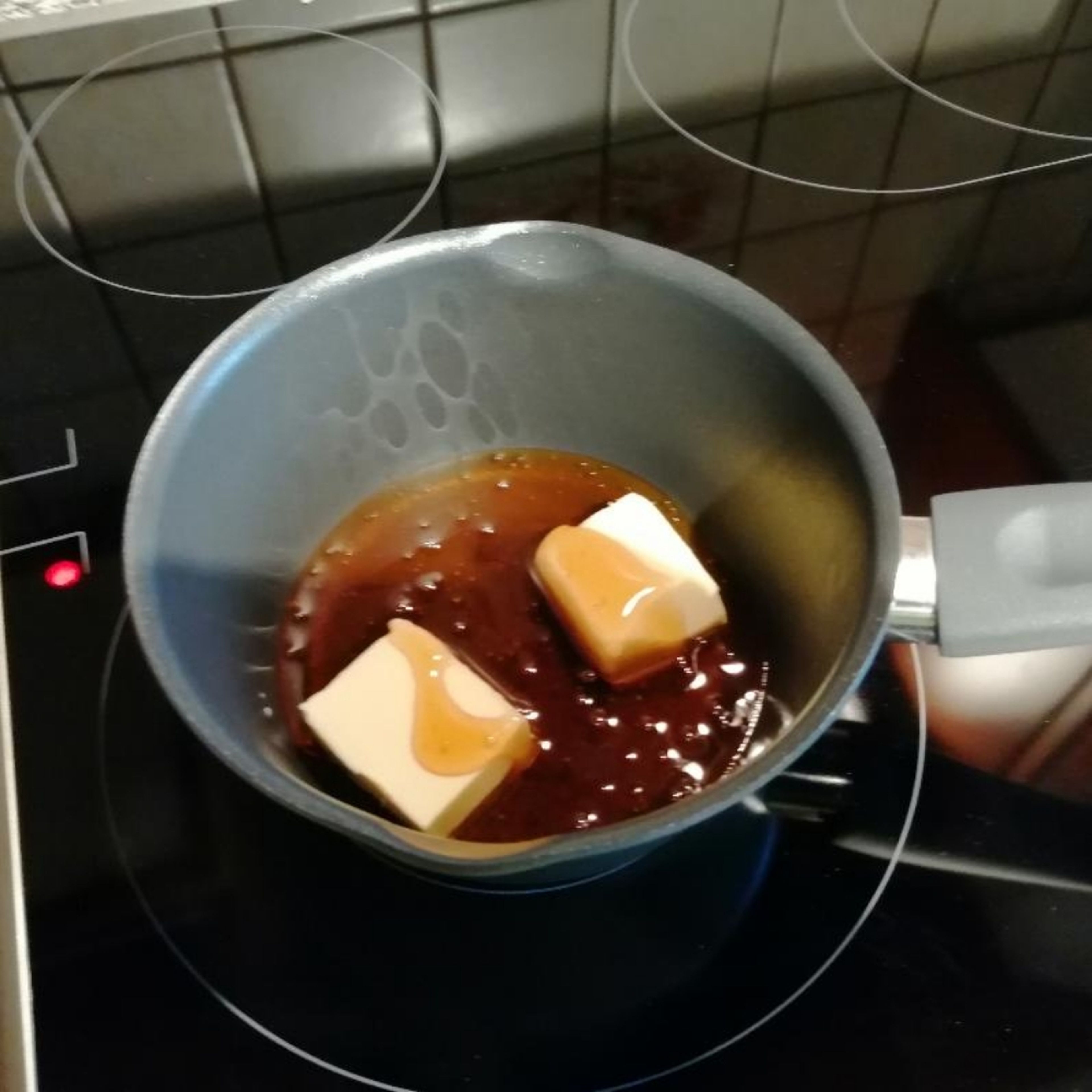 Butter und Honig bei kleiner bis mittlerer Hitze schmelzen. Backofen auf 170°C Umluft vorheizen.