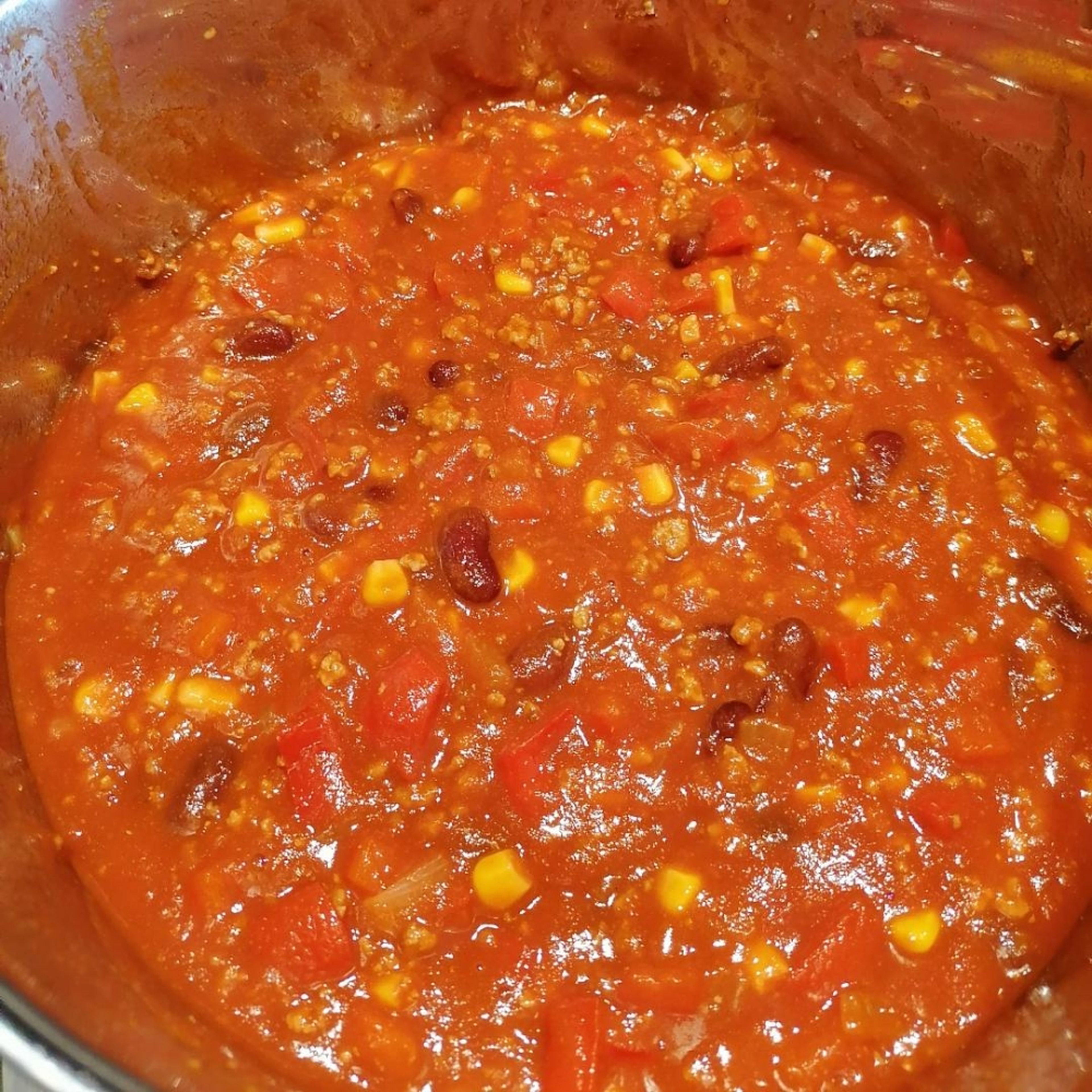 Im letzten Schritt die passierten Tomaten hinzufügen und nach Belieben abschmecken. Zum Servieren Creme Fraiche und Tabasco bereit stellen, um die Schärfe anzupassen. Viel Spaß beim nach kochen und guten Appetit.