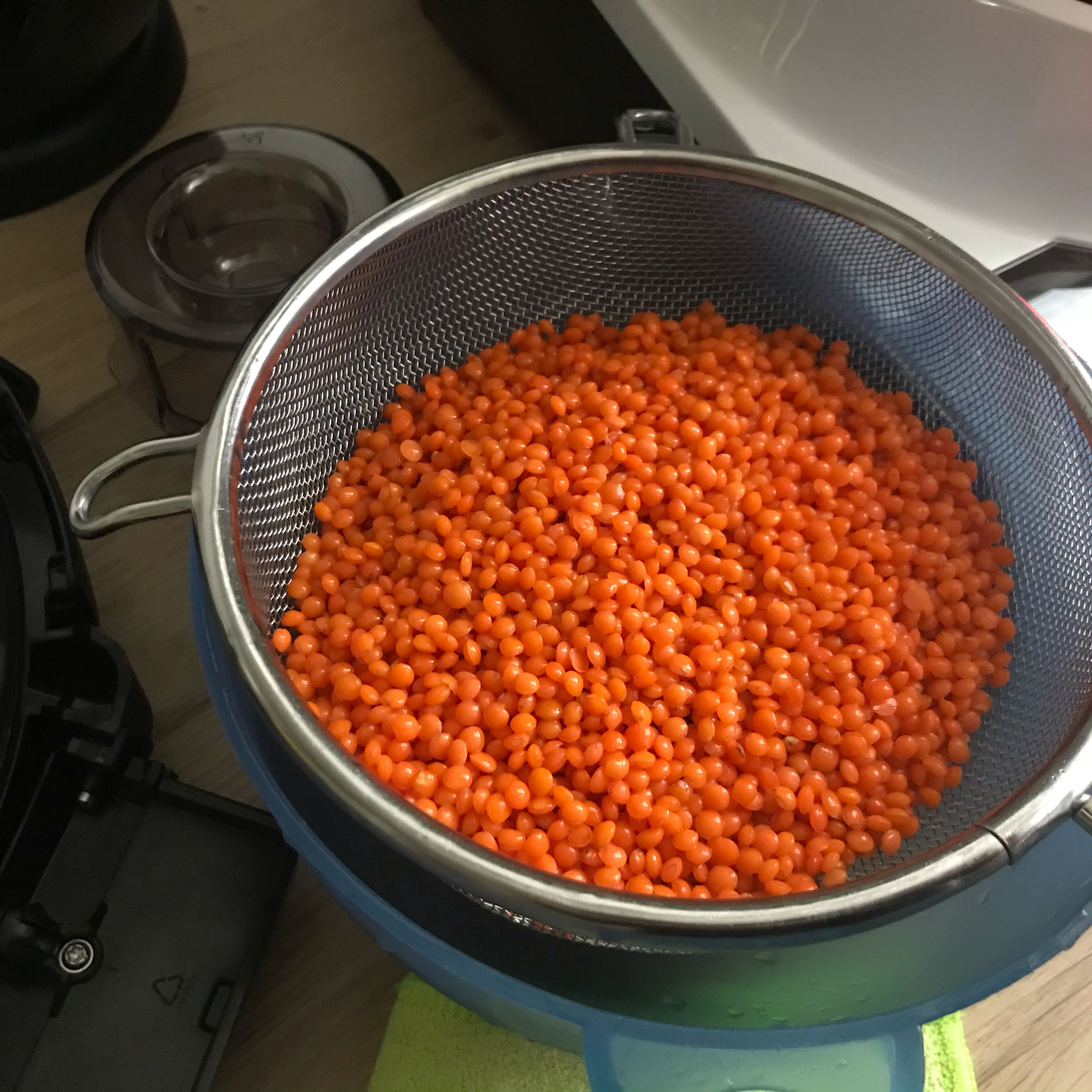 Linsen in reichlich Wasser einlegen, gut waschen und abtropfen lassen. 3D-Rührer in den Cookit einsetzen.  Manuelles Kochen | 3D-Rührer | 3 Intervalle | 97 Grad wählen, 500 ml Wasser einfüllen, Deckel schließen und 15 Minuten lang kochen.