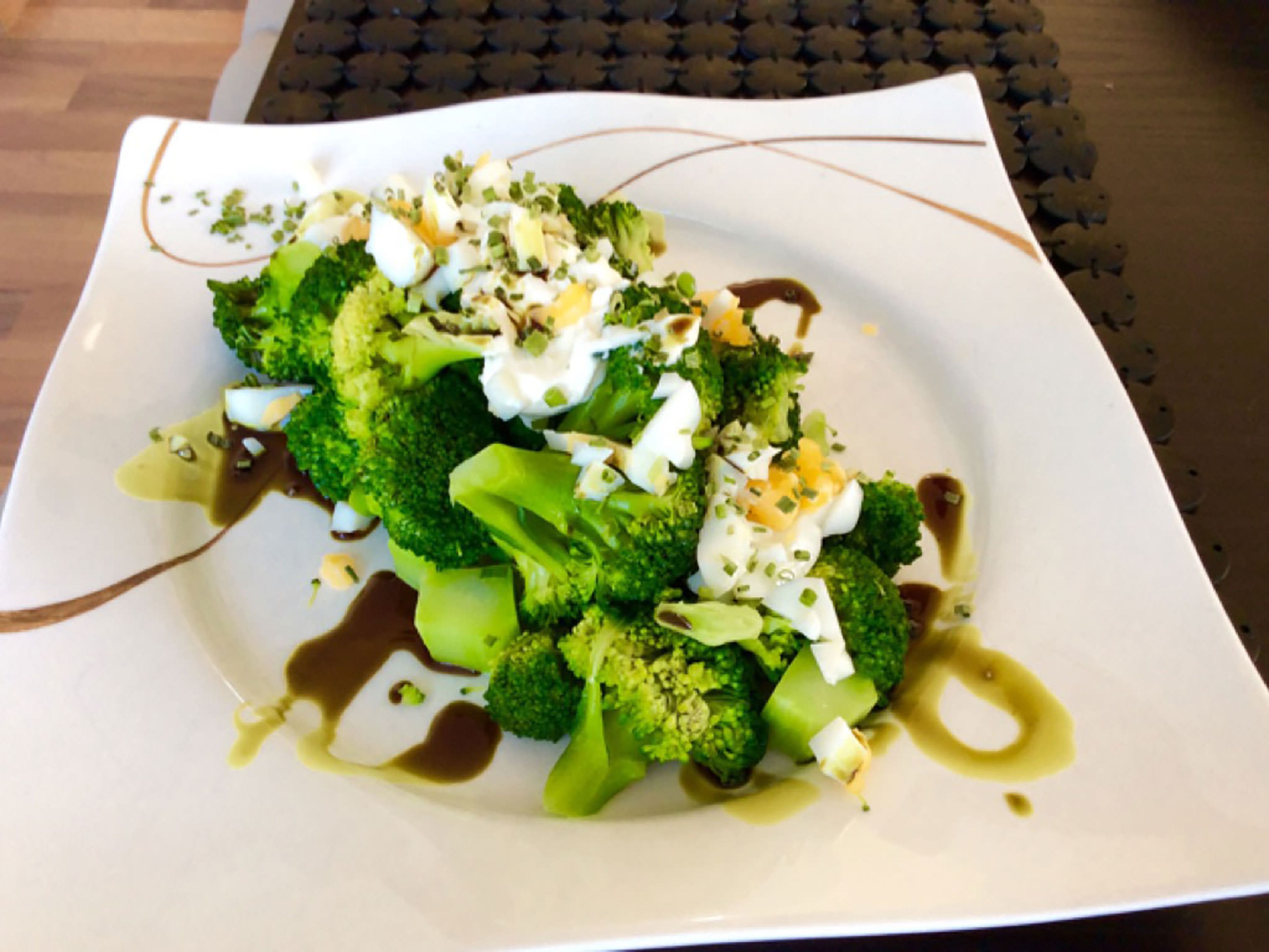 Brokkoli auf einen Servierteller geben, Crème-fraîche-Mischung darauf verteilen und Ei darüber zerkrümeln. Mit Kürbiskernöl, Salz und Pfeffer servieren.