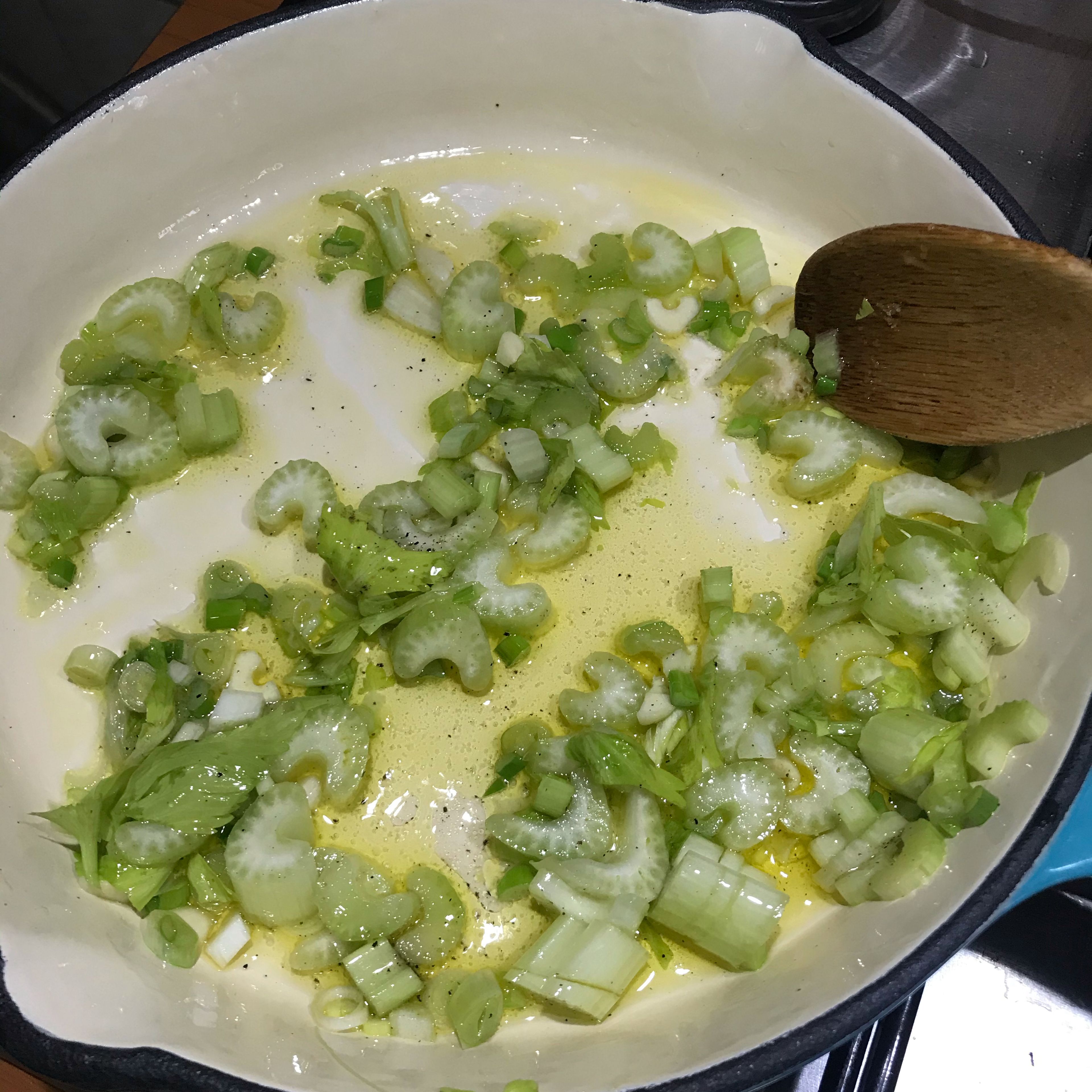In a nonstick pan, heat the oil over medium heat and add the chopped green onion and garlic for 1 minute. 2. Add the sliced ​​celery sticks in the pan and mix for 1 minute.