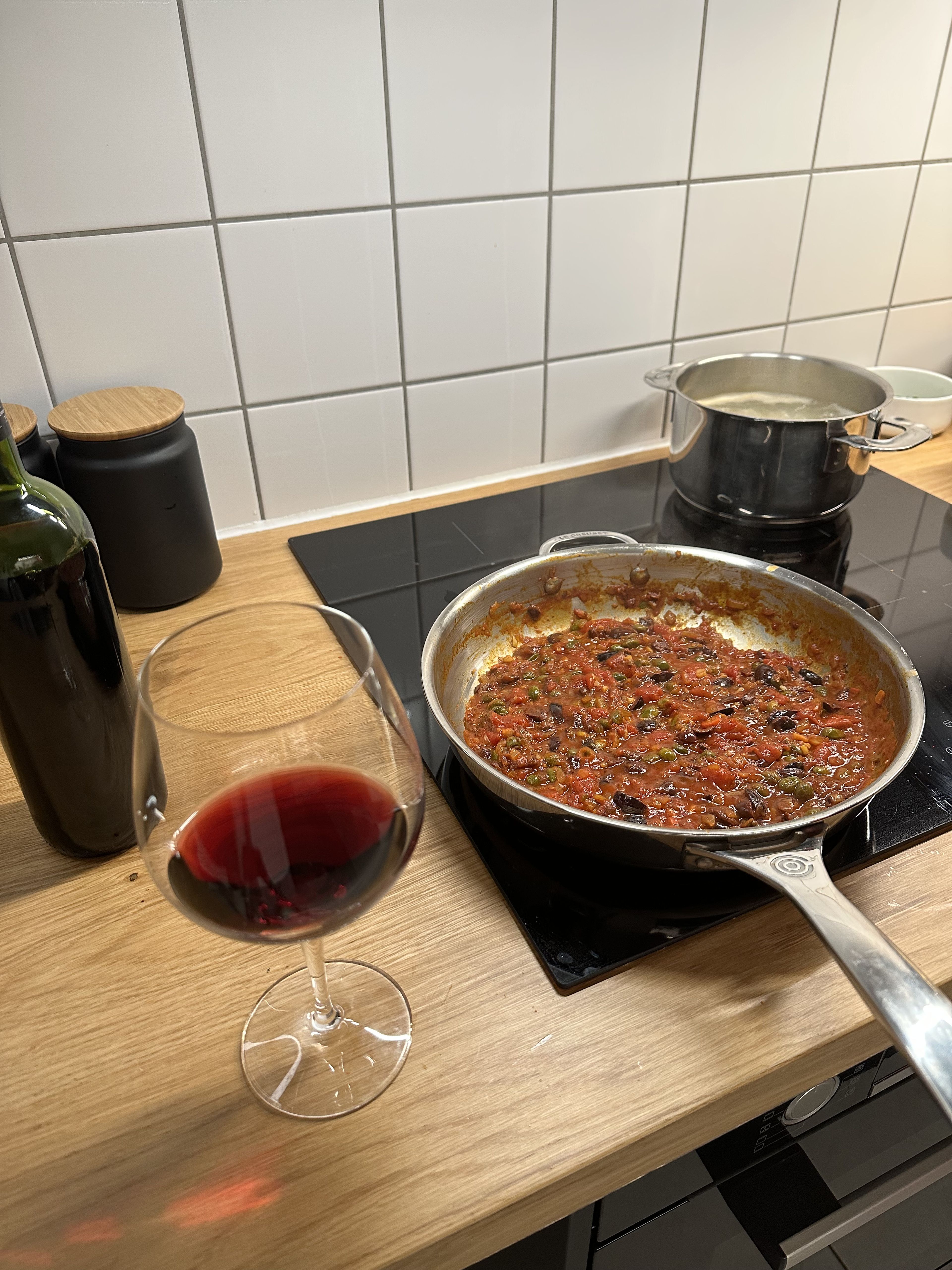 Die Pasta 2 Minuten weniger als auf der Packungsangabe kochen und dann mit 2-3 Löffeln Nudelwasser in die Pfanne mit der Soße geben. Frische Petersilie hacken, dazugeben auf dem Herd stehen lassen und verrühren. Bei Bedarf abschmecken und servieren. 