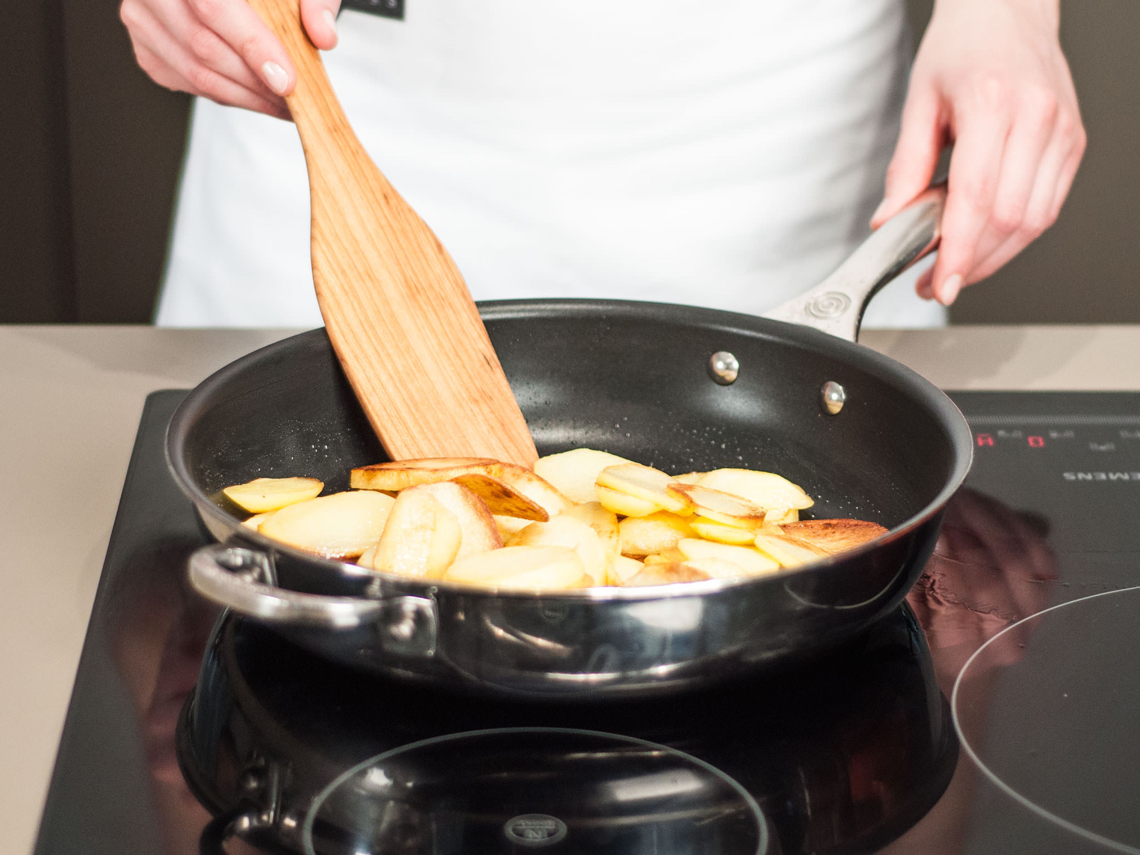Reichlich Pflanzenöl in einer Pfanne bei mittlerer Hitze erwärmen. Kartoffeln hinzugeben und ca. 10 – 11 Min. anbraten, bis die Kartoffeln gar sind. Überschüssiges Öl abgießen.