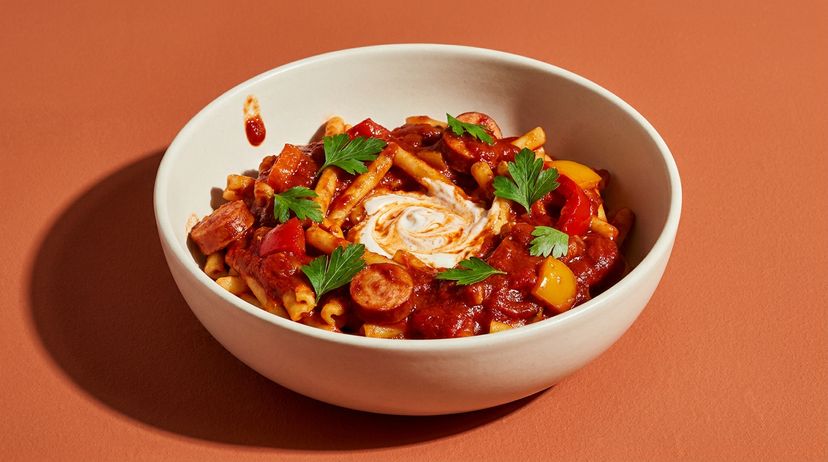 Herzhaftes Wurstgulasch mit Nudeln für die unkomplizierte Feierabendküche