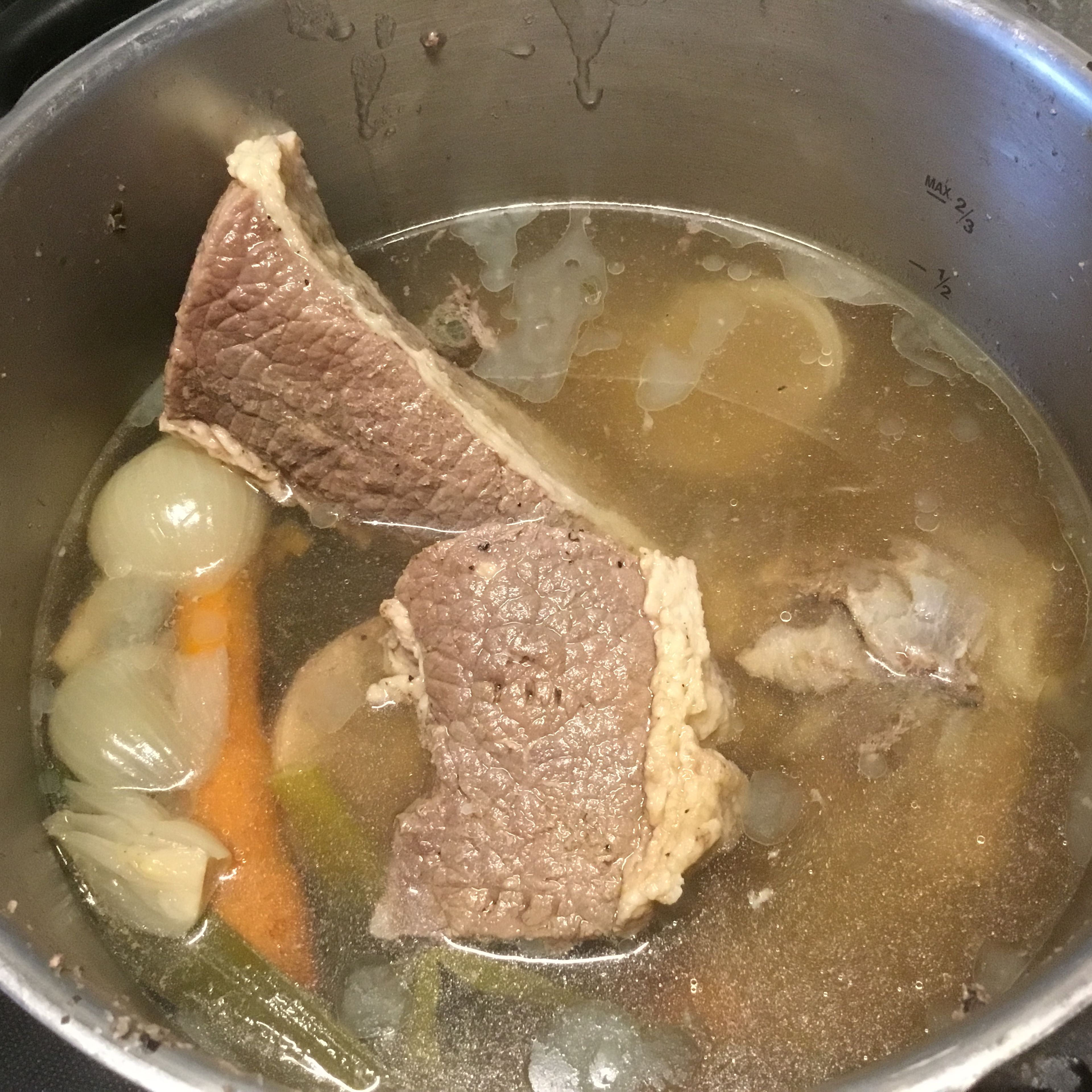 Das Suppenfleisch und wenn beabsichtigt ist, eine kräftige Rindssuppe zu machen, 2-3 Markknochen in 3l Wasser aufstellen. 1/2 Zwiebel mit Schale, 1 Karotte geputzt, 1/2 Lauch, kleines Stück Sellerie, 2 Zweige Petersilie als Suppengemüse hinzufügen. Salz und Pfeffer nach Geschmack . Ich koche ein schönes Stück Siedefleisch/Suppe meist im Schnellkochtopf. Hier reichen mir 20-22 Minuten. Ansonsten ca. 45-70 Min. je nach Rindfleischart kochen. Ich mag das gekochte RF eher fest, nicht zu weich.