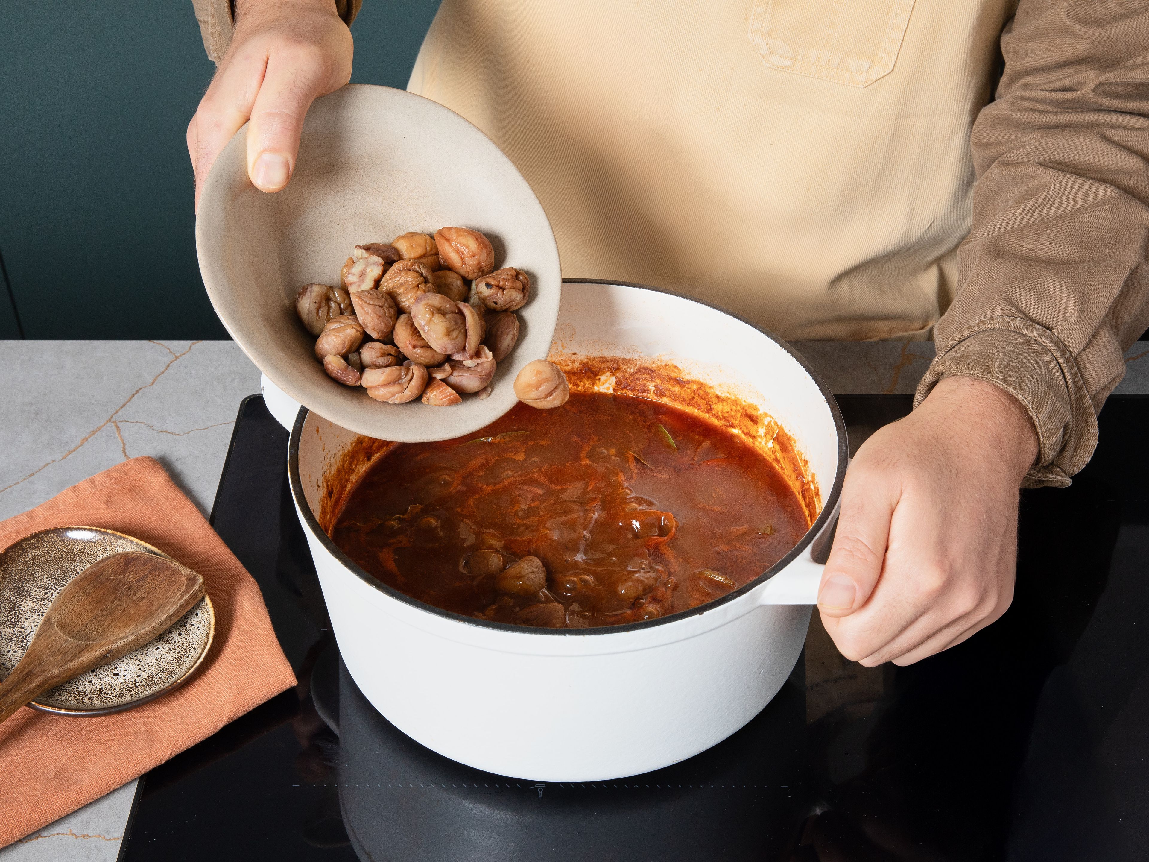 Nach ca. 1 Std. die Kastanien nach Belieben halbieren und in das Gulasch geben, dann weitere ca. 30 Min. köcheln lassen, bis das Fleisch butterzart ist und die Soße leicht sämig. Zwischendurch ab und zu umrühren und ggf. etwas Flüssigkeit nachgießen und nachwürzen.