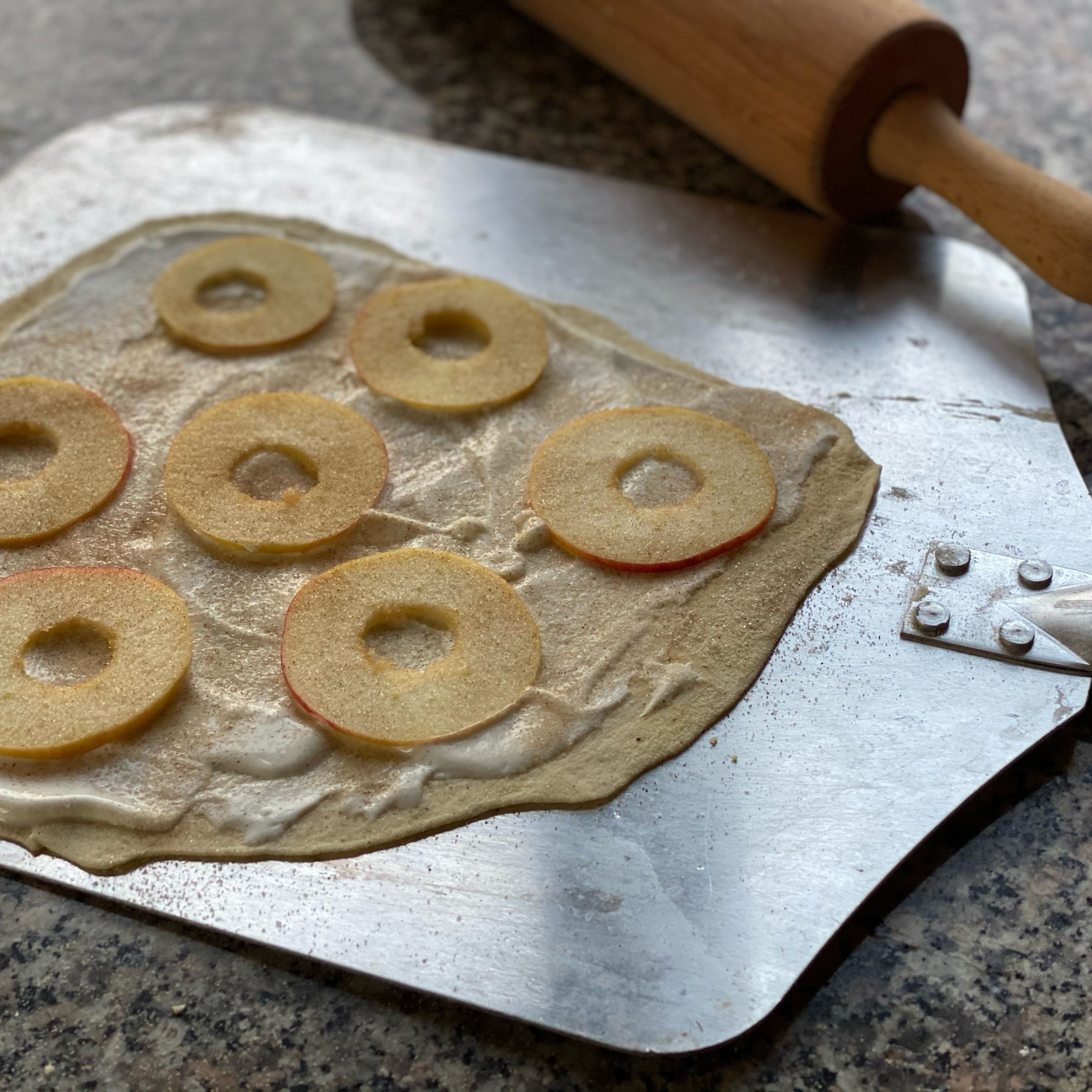 Flammkuchen auf den vorgeheizten Pizzastein (evtl. mit Pizzaheber) oder auf einem Backblech mit Backpapier in Ofen schieben.
