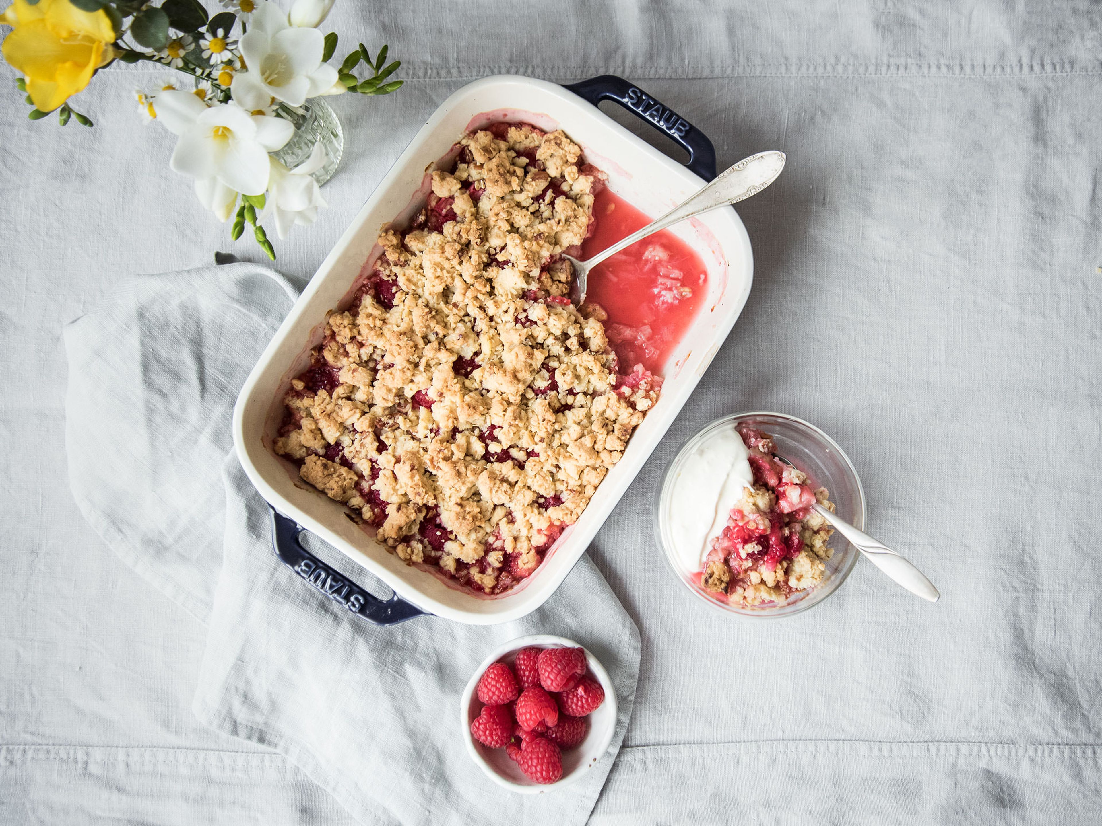 Rhubarb raspberry crumble