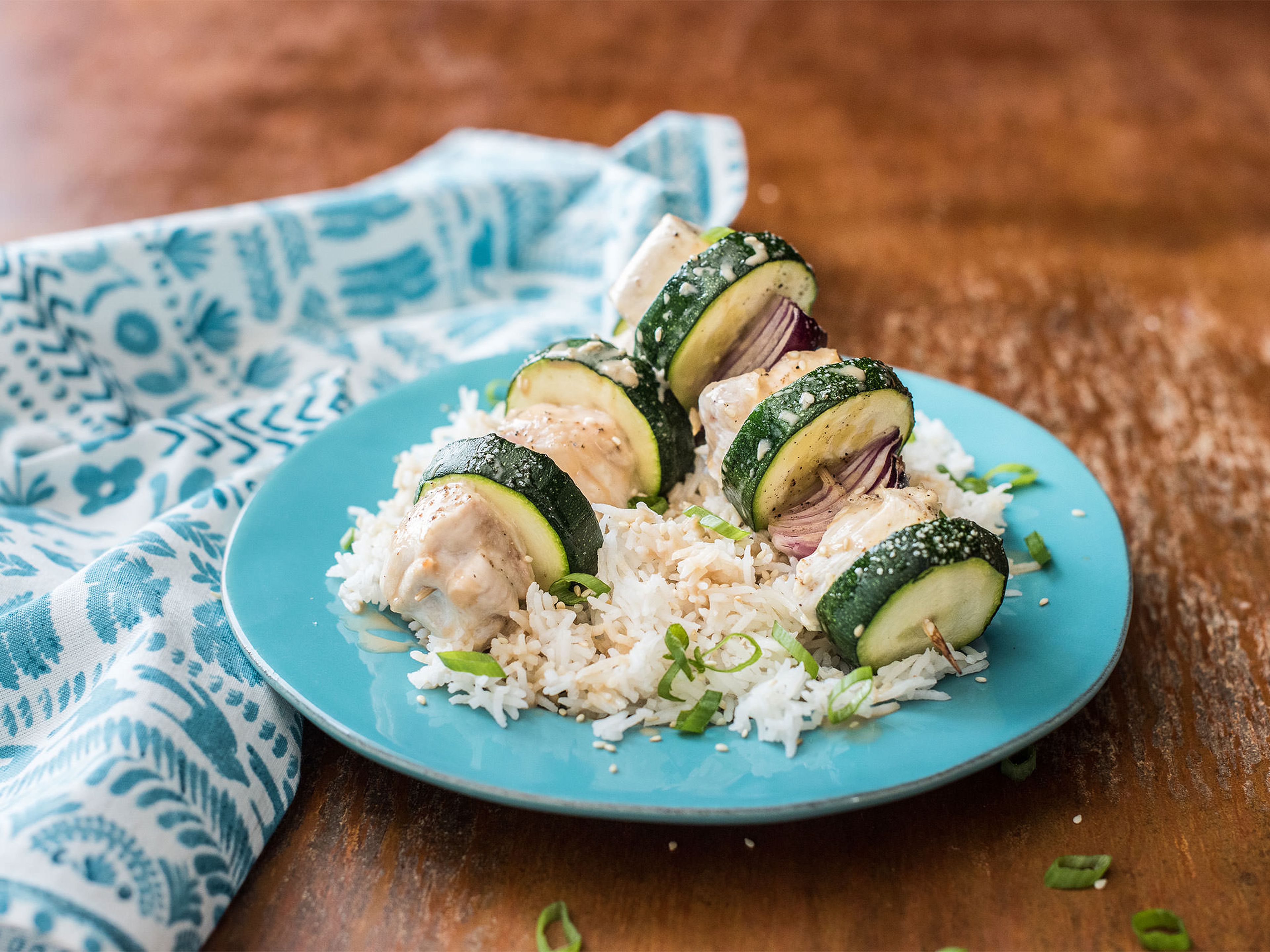 Hähnchen-Gemüse-Spieße mit Basmatireis und Kokosmilch-Soja-Soße