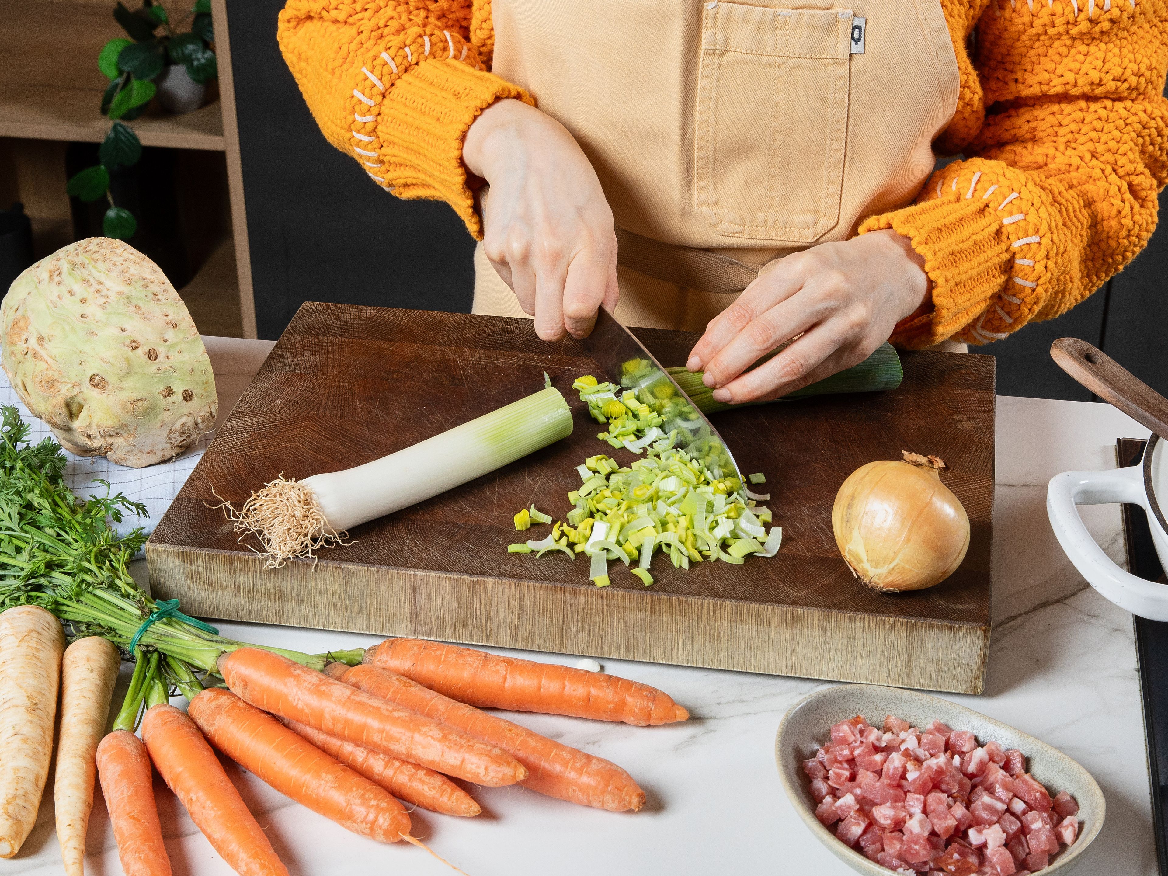 Peel and finely dice soup vegetables and the onion. Heat butter in a large pan. Sauté the onion cubes until translucent, then add remaining vegetables and bacon cubes and fry for approx. 5 min. Now sprinkle flour over it and stir carefully so that no lumps form.