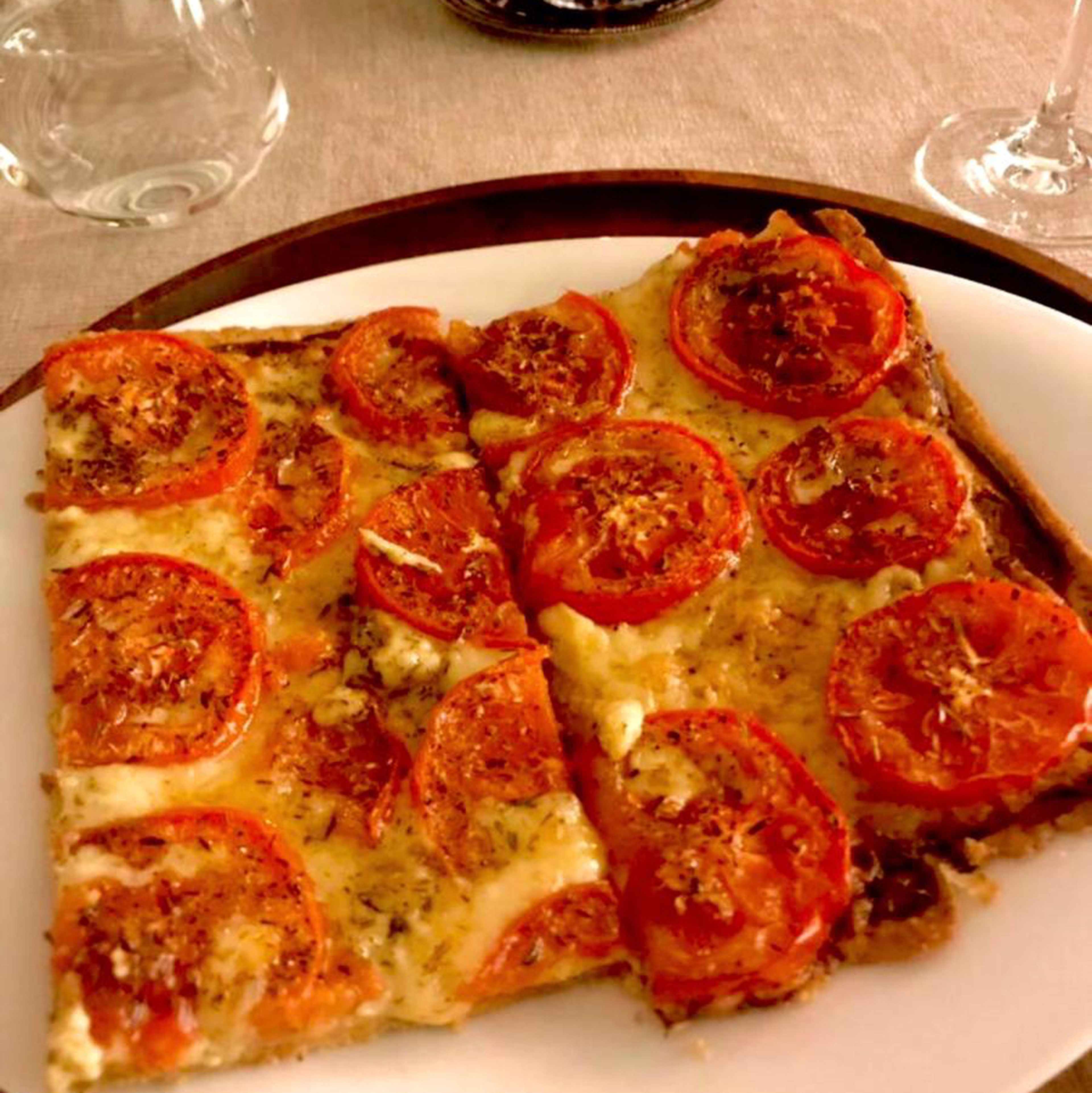 Tomaten Gruyère Tarte mit Dijon-Senf