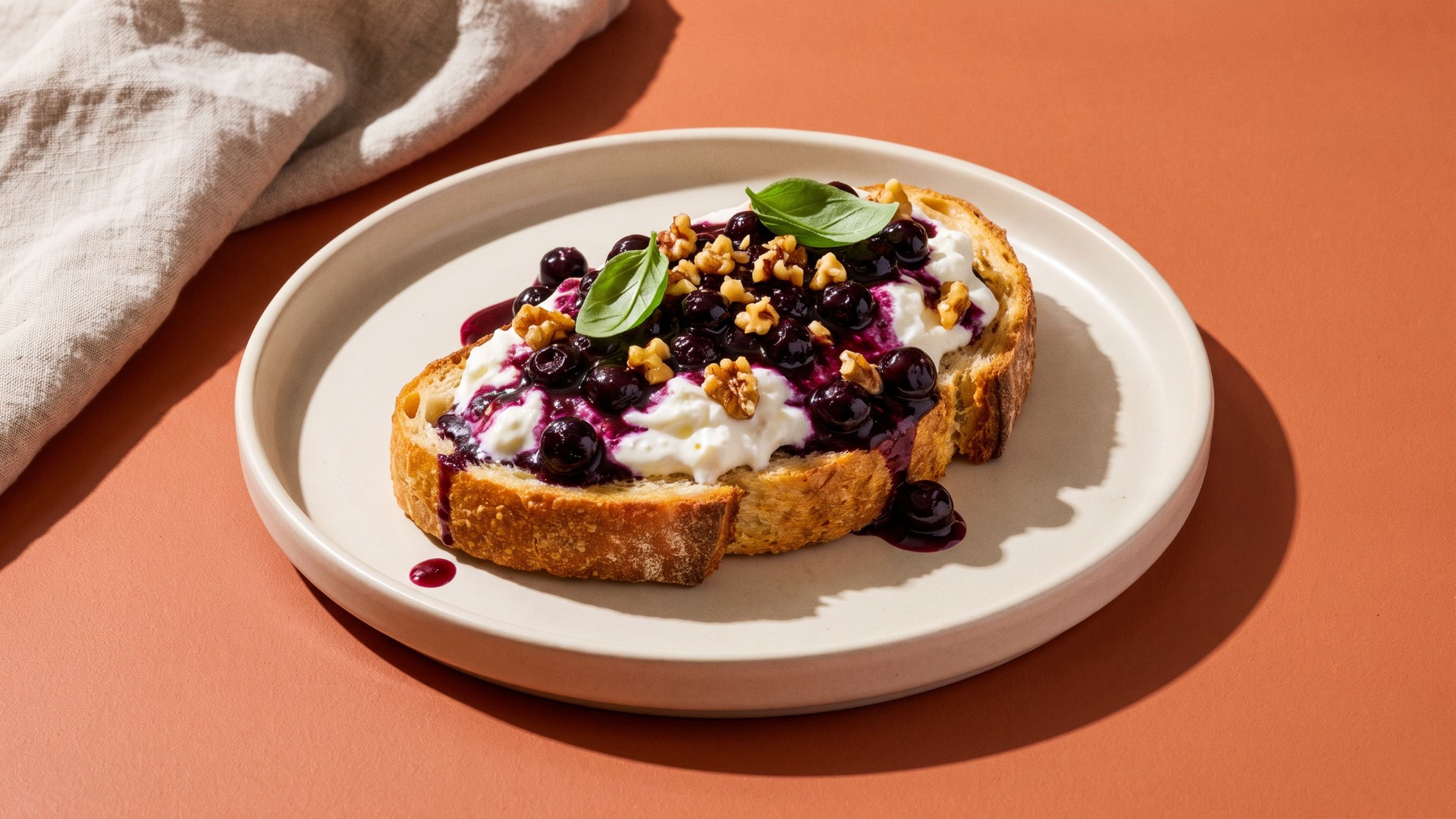 Geröstetes Sauerteigbrot mit cremiger Burrata und warmem Heidelbeer-Sugo