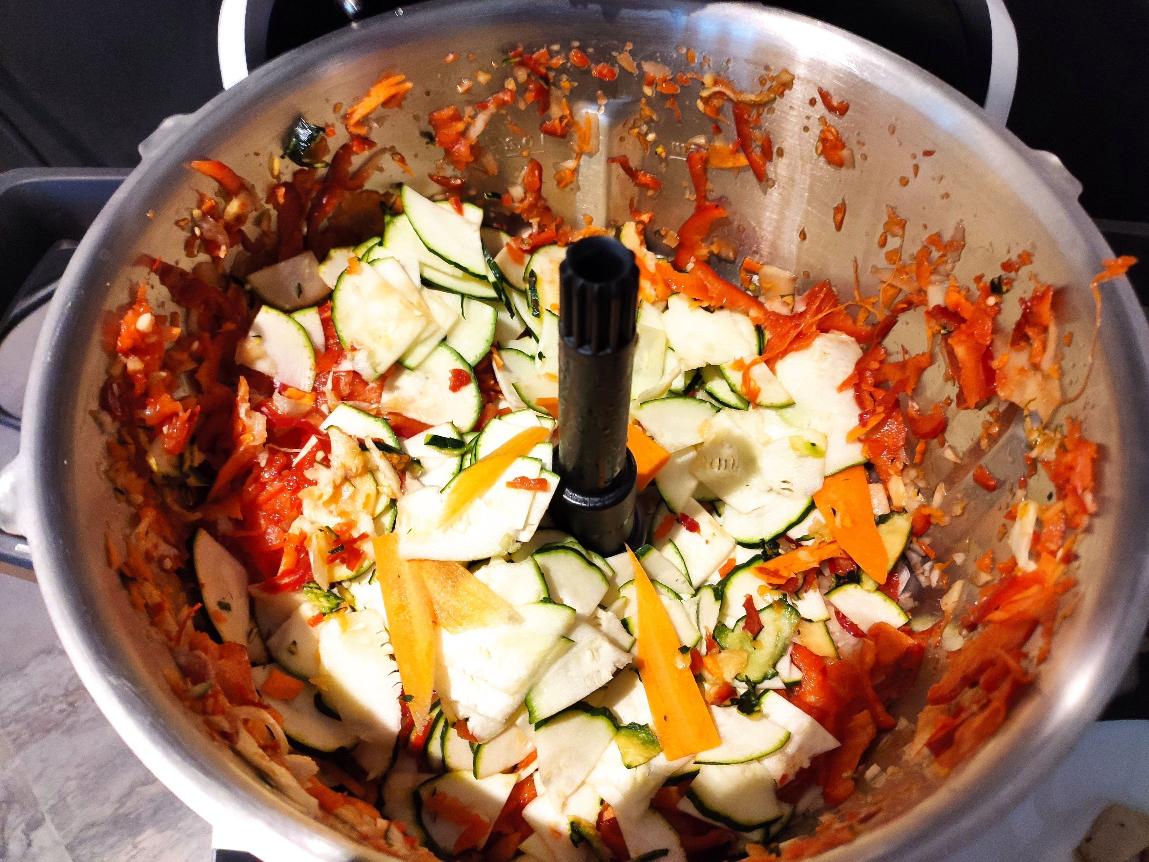 Das Gemüse waschen und die Karotten und den Kohlrabi schälen. Jetzt das Gemüse mit der Cookit-Wendeschneidscheibe zerkleinern (Zerkleinerungsaufsatz | Stufe 8).