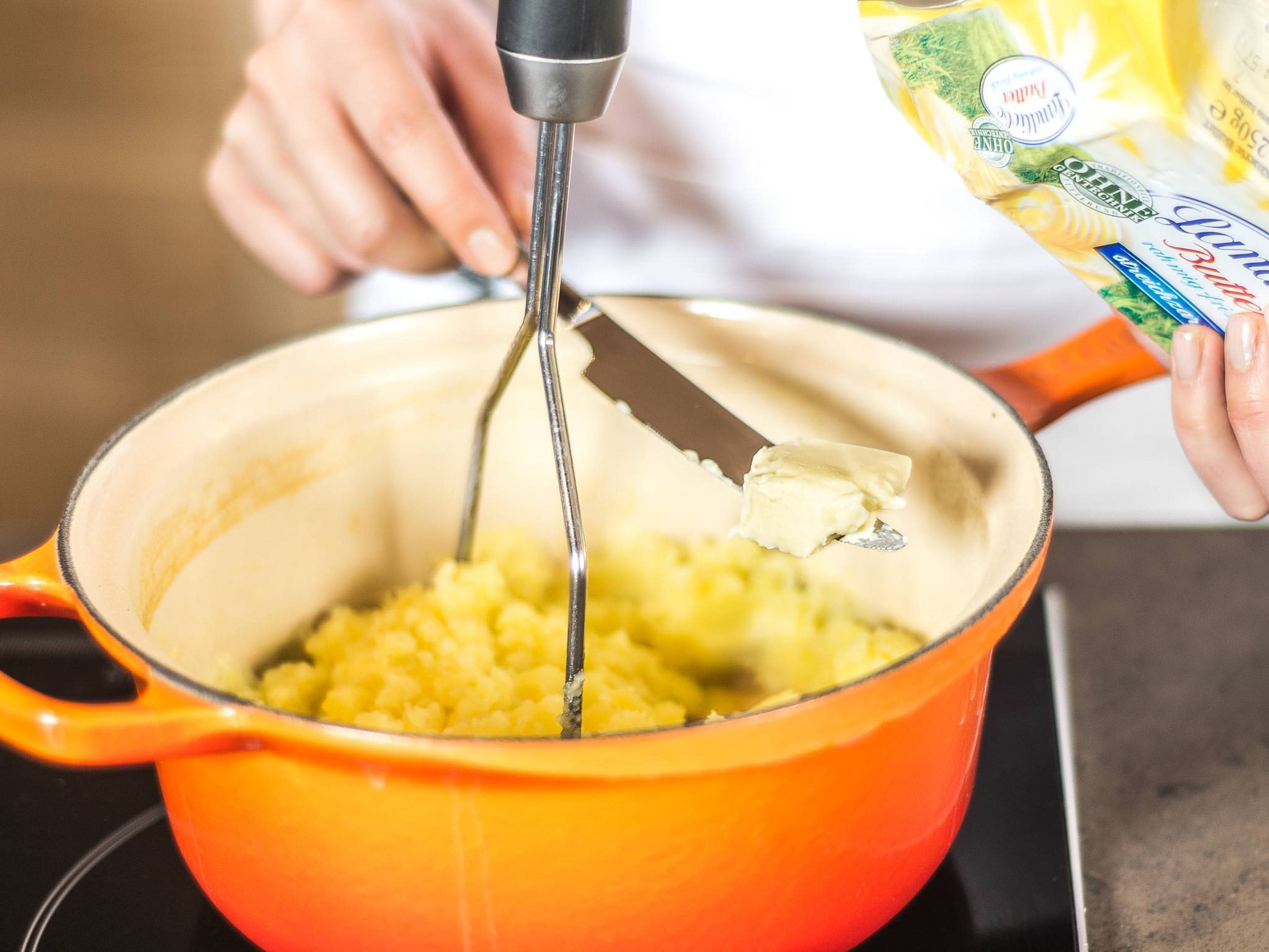 Zu den Kartoffeln nun Butter, Muskat, Salz und Pfeffer geben und alles zu einem groben Stampf verarbeiten. Zum Servieren Medaillons vom Schweinefilet schneiden und mit Stampf und Karotten anrichten.