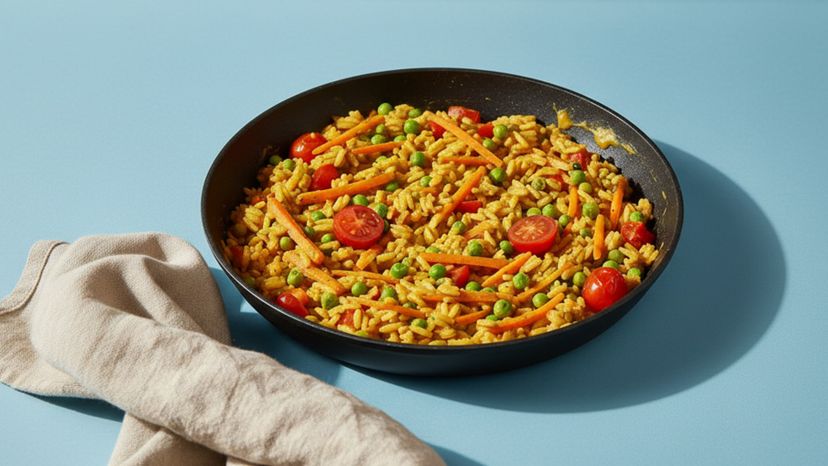 Schnelle vegane Reispfanne mit cremigem Frischkäse und buntem Gemüse
