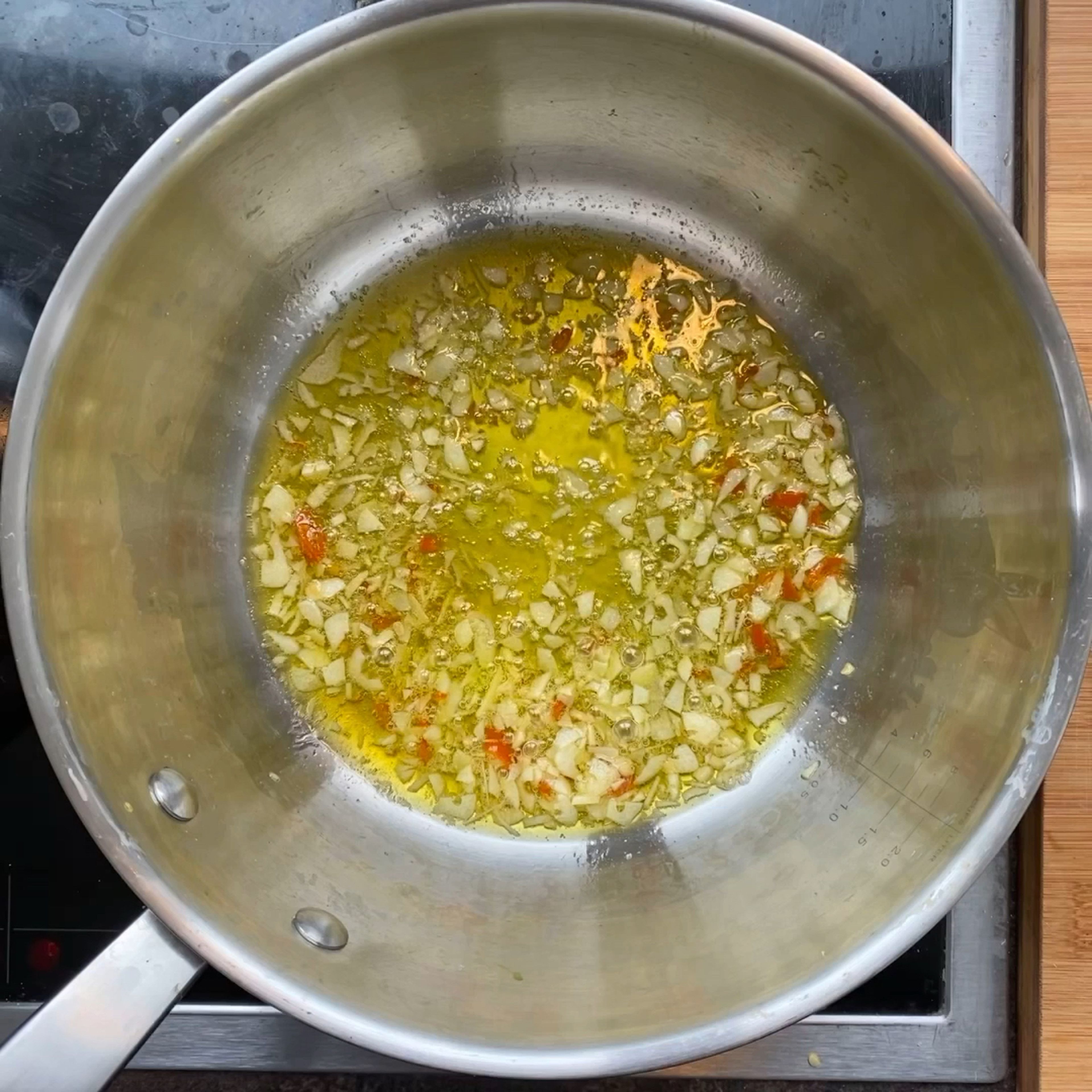 Pour in 2 teaspoons of lemon juice and place the pan with the lemonoil-chili-garlic mixture on low heat for about 10 minutes, stirring every now and then. Make sure the garlix does not get brown. Season with 1/2 teaspoon of salt. In the mean time bring a large pot of salted water to boil.