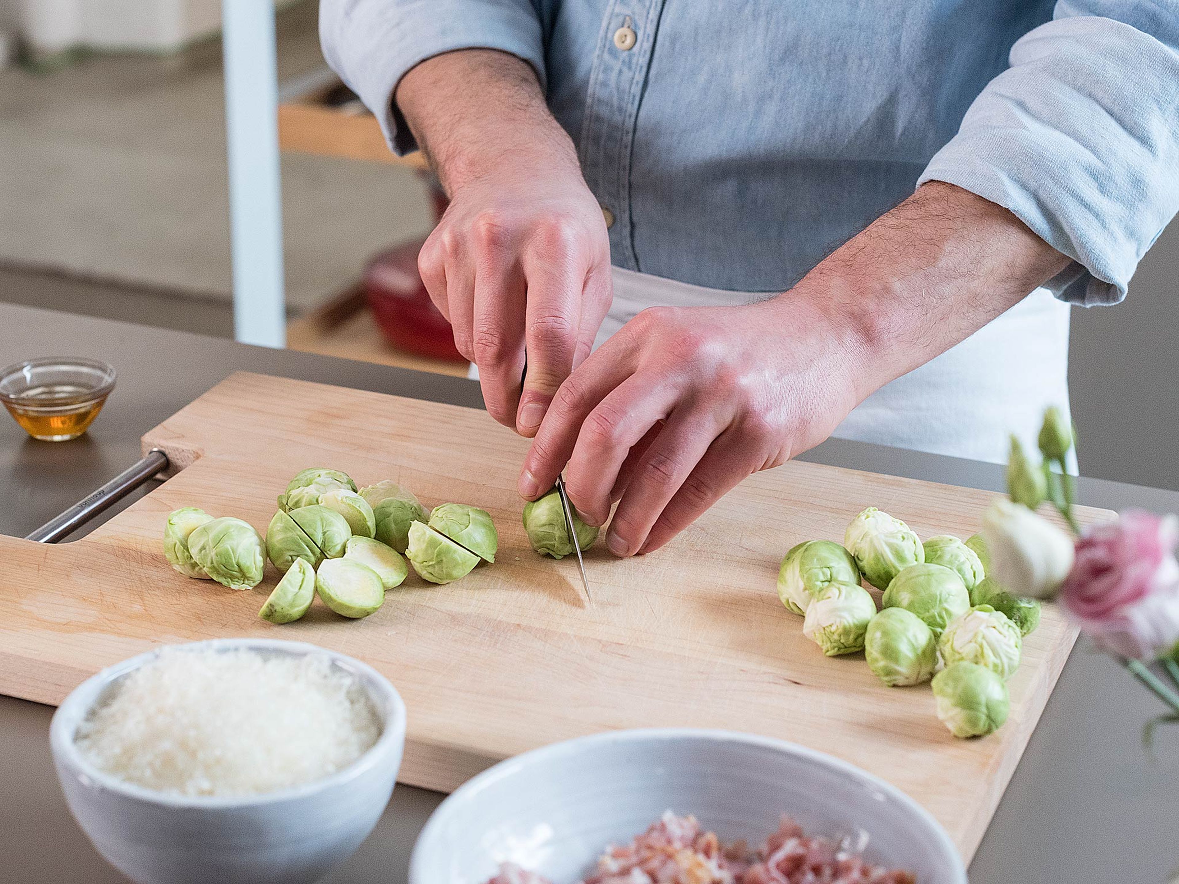 Bring large pot of salted water to a boil. Add pasta and cook for approx. 8 min., or until al dente, according to package instructions. Meanwhile, clean and peel outside leaves from Brussels sprouts, then halve.