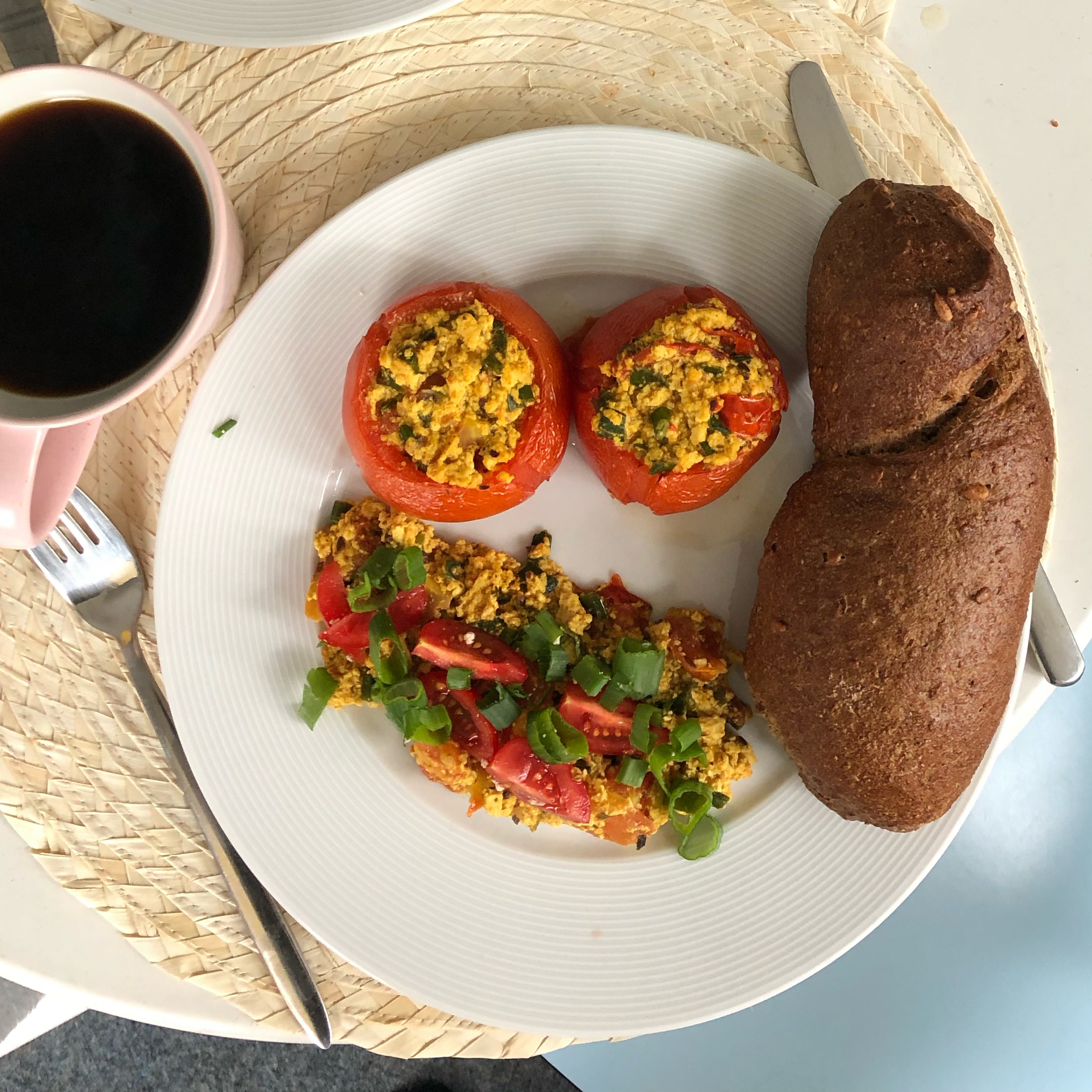 Veganes Rührei - Frühstück in Tomaten