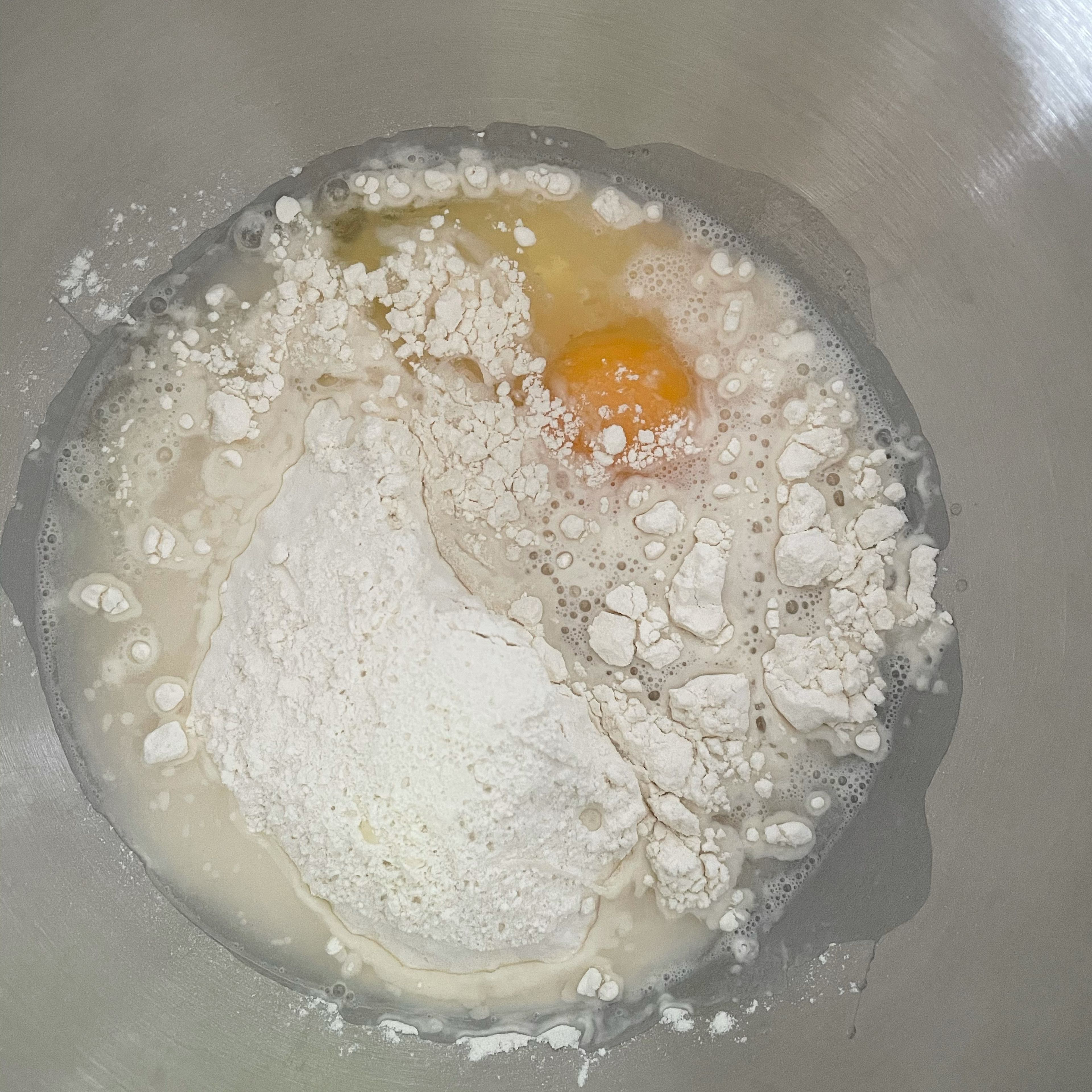 Alle Zutaten für den Teig gründlich kneten bis ein weicher Teig entsteht. (Der Teig sollte sich leicht von der Arbeitsfläche und den Händen lösen und nicht kleben)