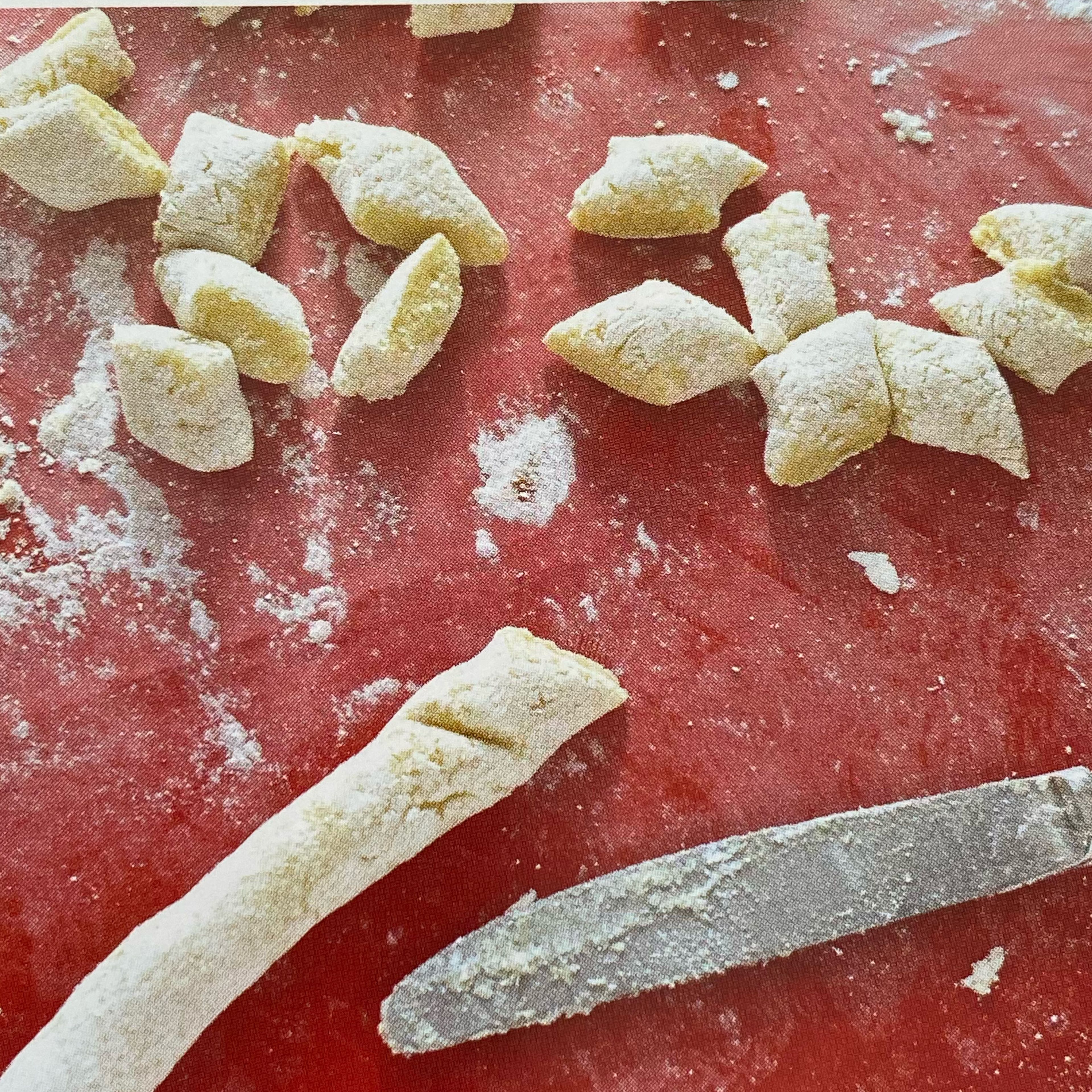 Den Teig zu einer 1 cm dicken Wurst ausrollen und ca. 1 cm große Stücke abschneiden.