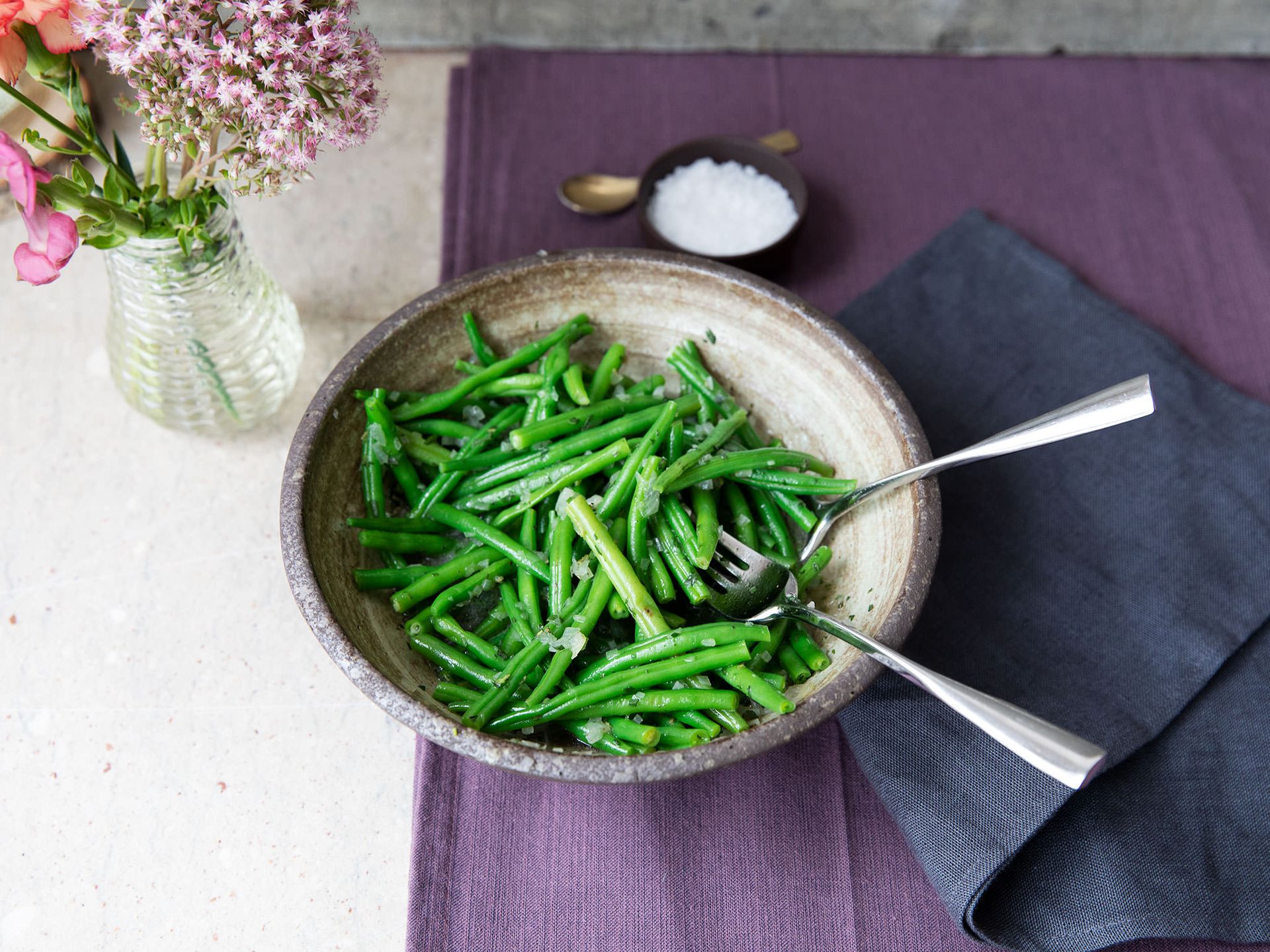 Marinated green beans with savory and onions
