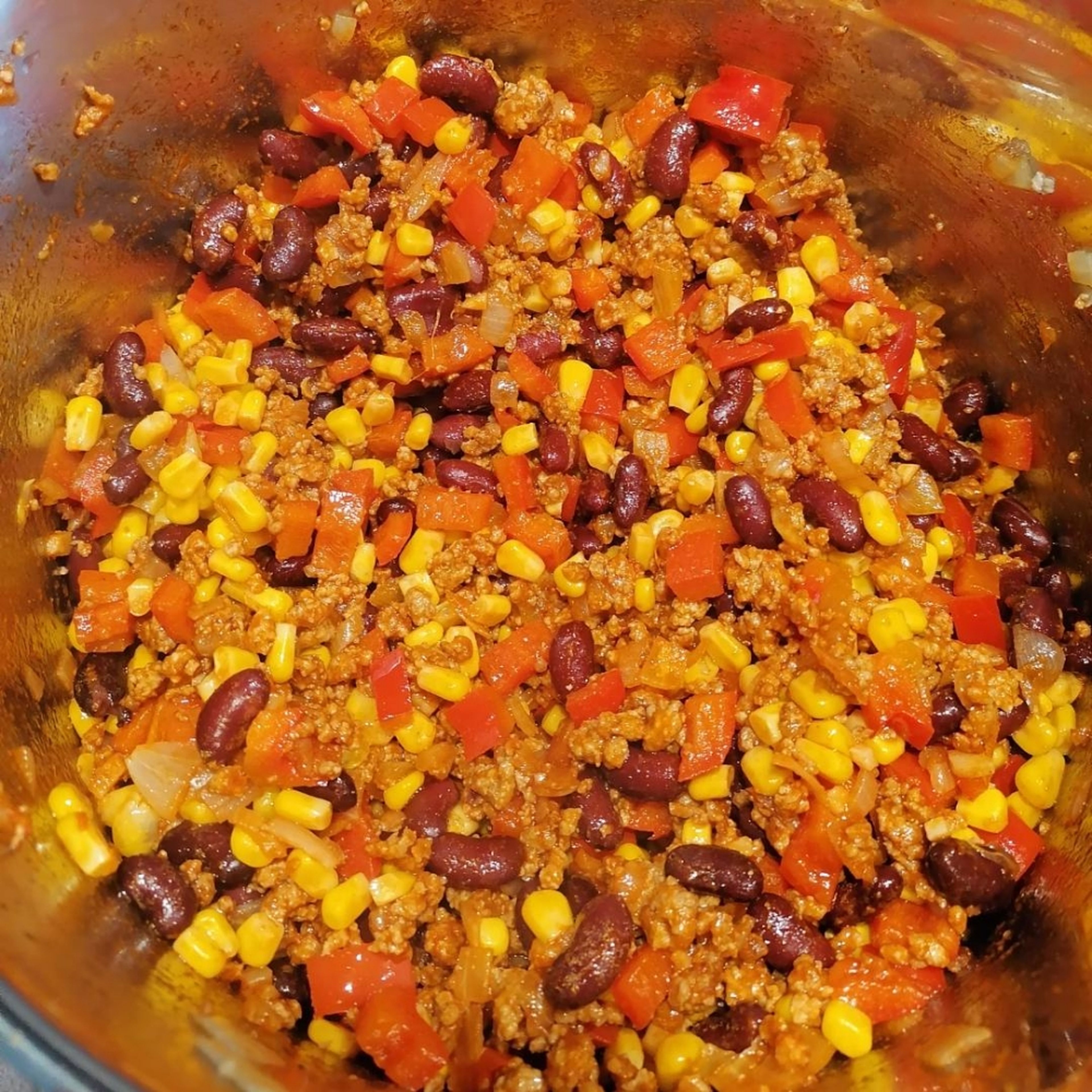 Nun die Kidneybohnen und den Mais hinzufügen und weitere 5 Minuten köcheln lassen.