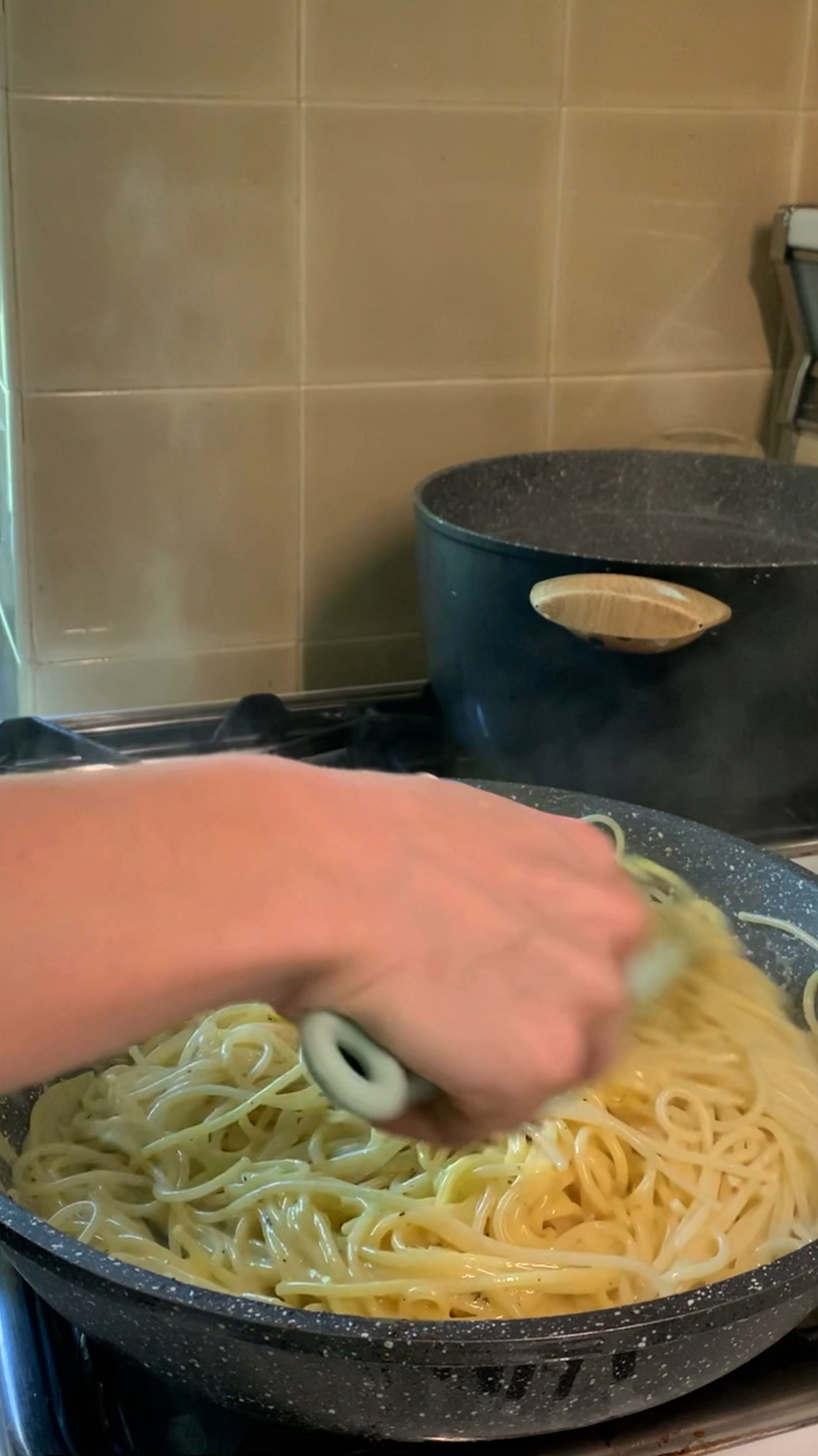 Now roll up your sleeves and be ready for some whisky business. Take the tongs and mix vigorously pasta, let the yolk sauce cover all spaghetti. Don’t forget to add some pasta water because right off the bat the consistency is gonna be thick.