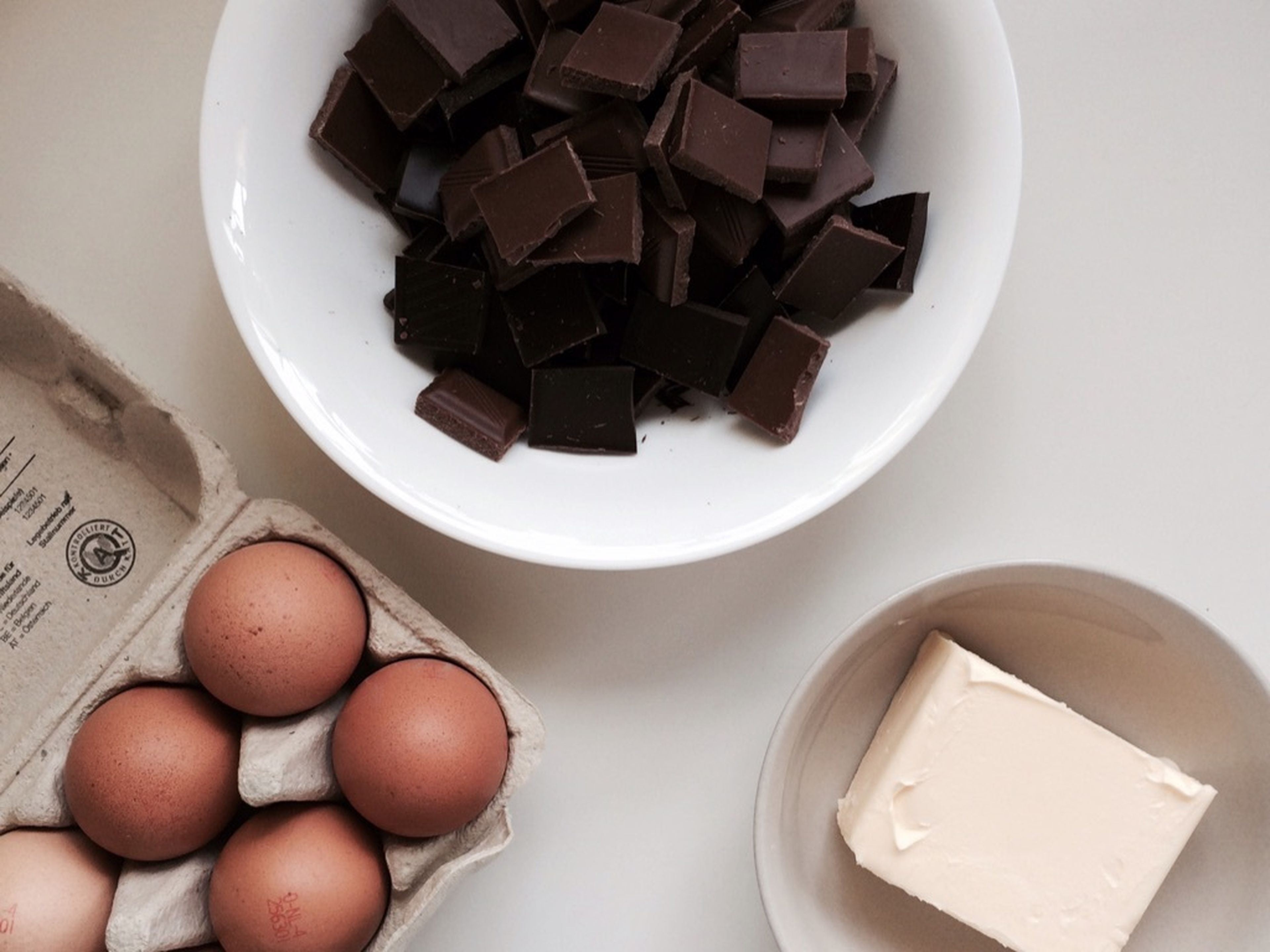 Die Schokolade grob hacken. Mehl mit Backpulver mischen. Die Springform einfetten und leicht bemehlen. Den Backofen auf 150°C (Umluft) vorheizen.