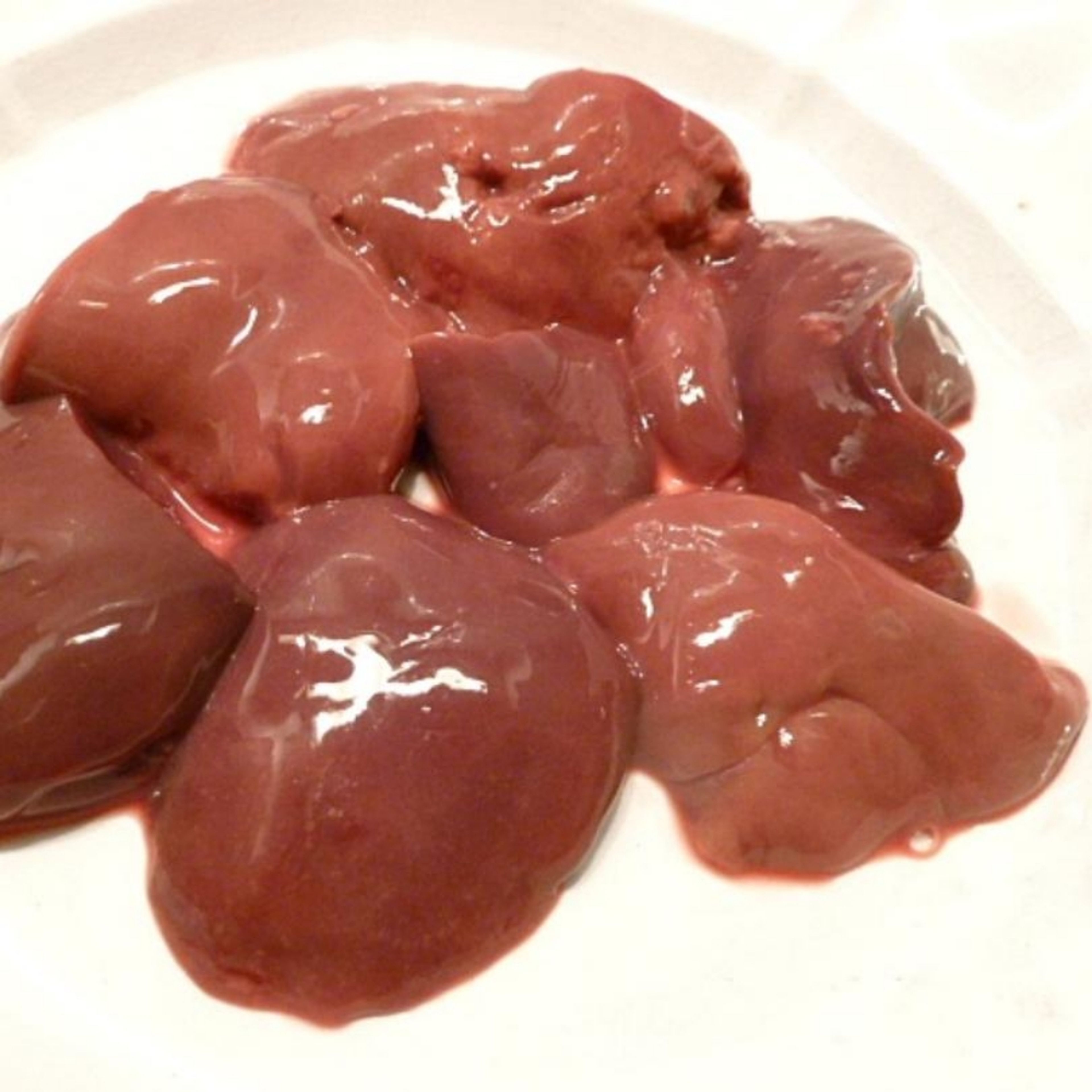 Hühnerleber sorgfältig mit kaltem Wasser waschen, trockentupfen und in mundgerechte Stücke schneiden. Zwiebel abziehen und in dünne Ringe schneiden.