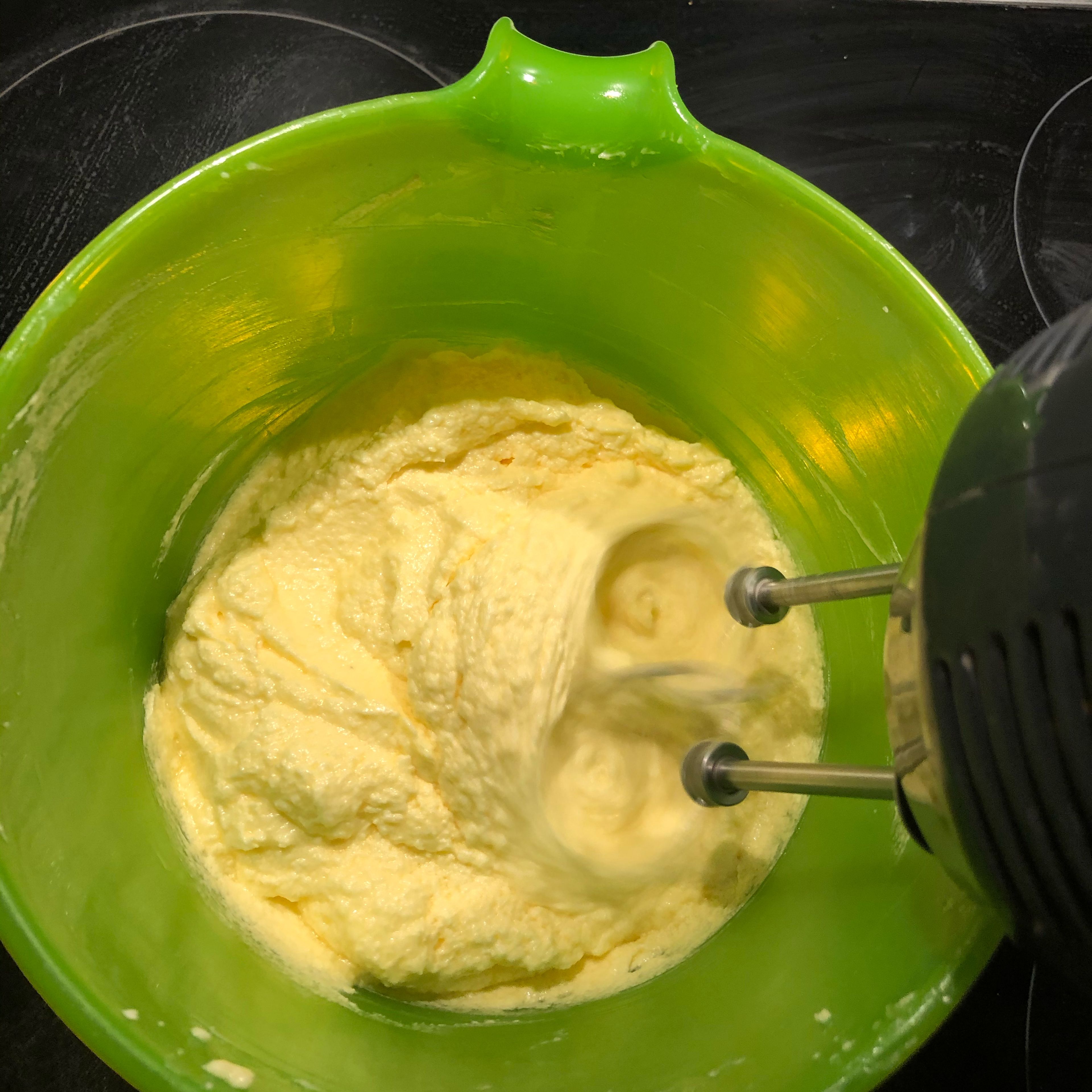 Rührteig zubereiten. Dafür die Butter und den Zucker schaumig schlagen. Die Eier nach und nach hinzufügen und pro Ei ca. 1 Minute mixen. Backofen auf 165 Grad vorheizen.