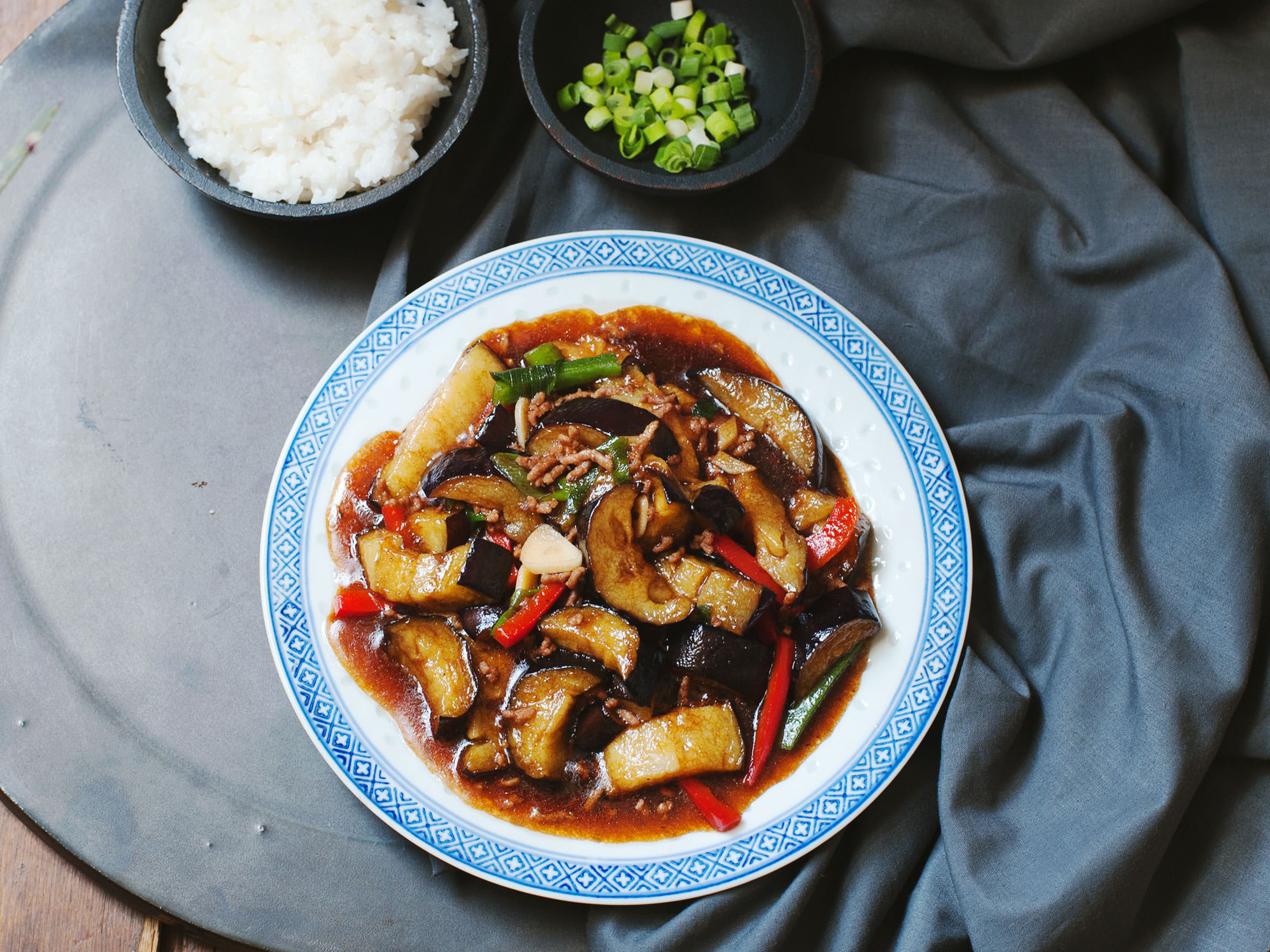 Aubergine mit Hackfleisch in Knoblauchsoße