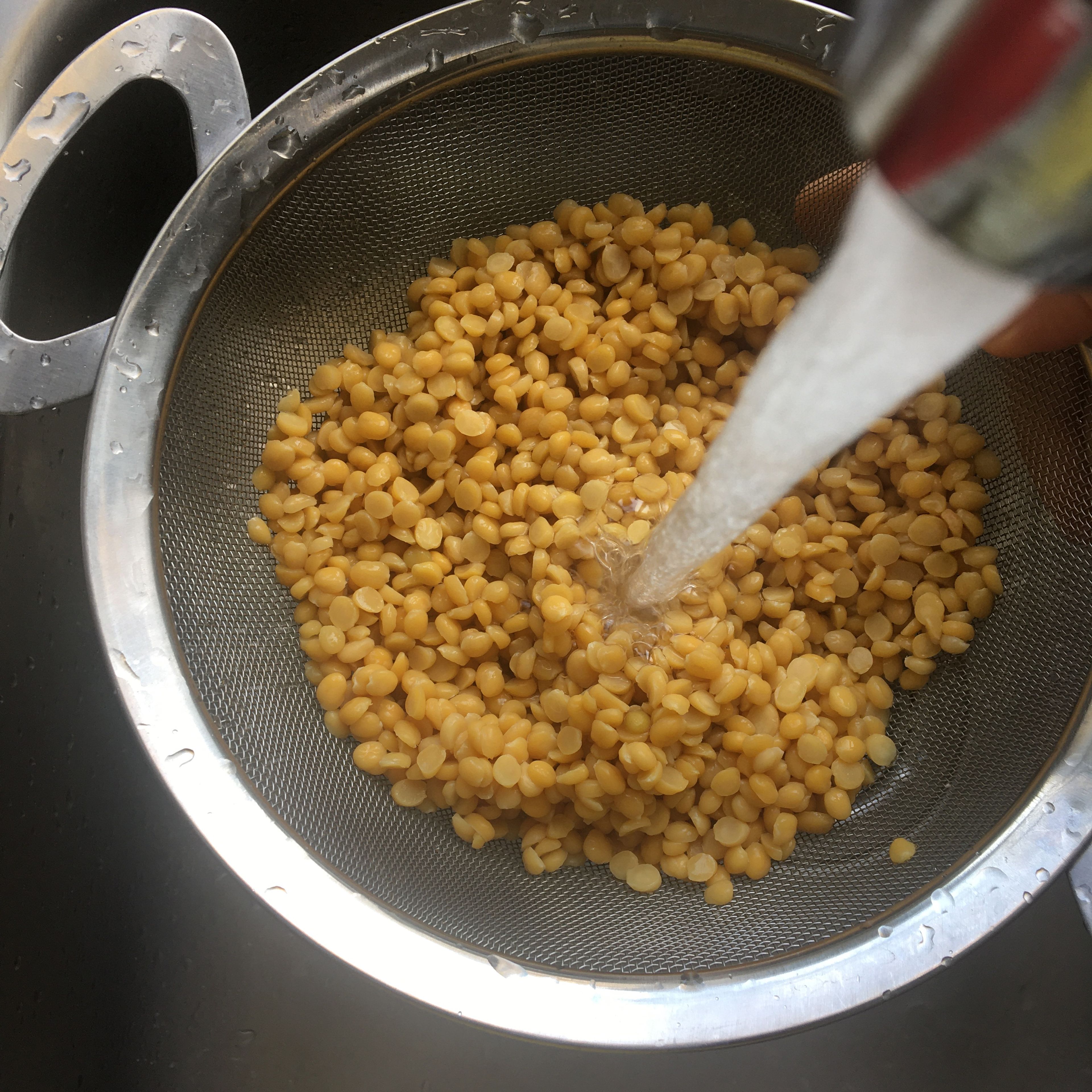 Wash the yellow split peas and soya chunks separately, then let them soak for about 30 min. or more. Cook in two appropriate pots, letting the peas cooked completely but change the soya water once or twice to reduce its unpleasant odor.