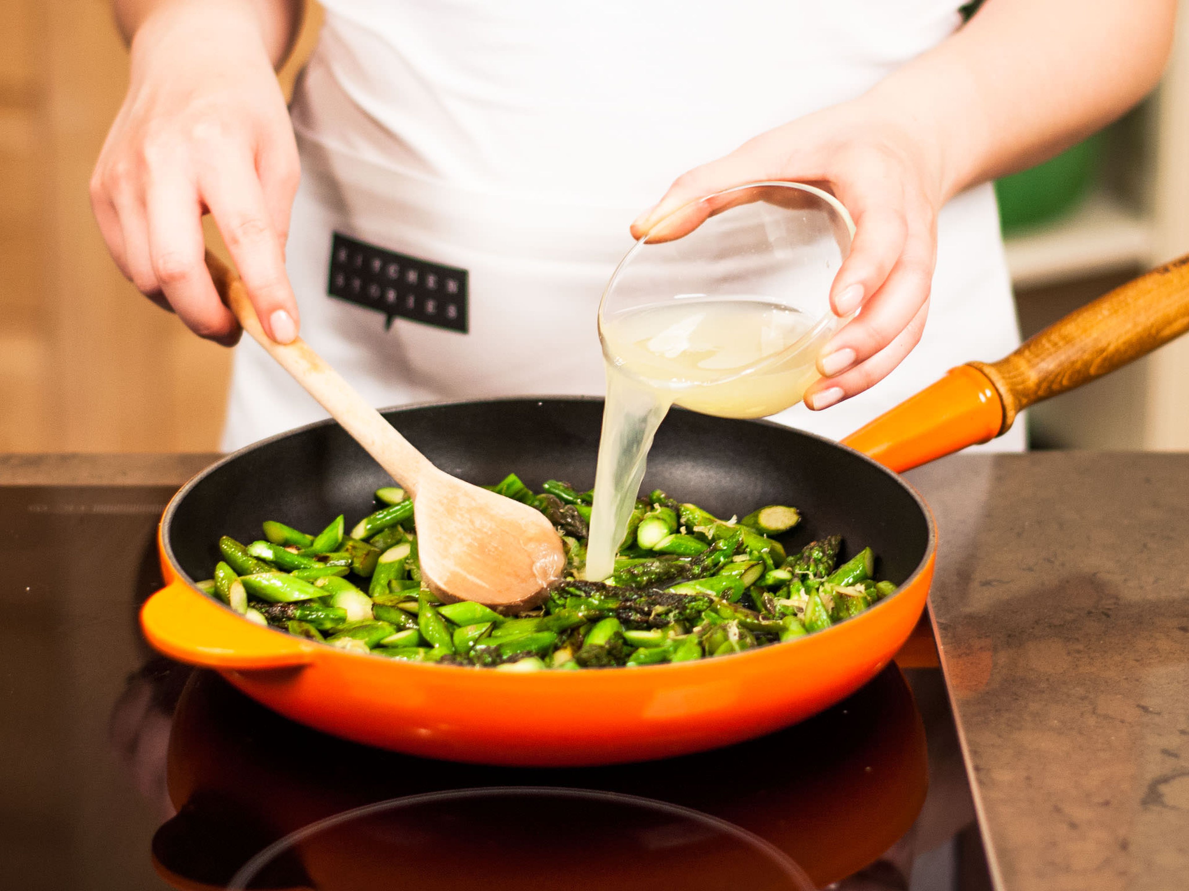 Die Spargelstücke in etwas Olivenöl ca. 8 – 10 Min. anbraten. Mit 2/3 Zitronensaft und -abrieb abschmecken.