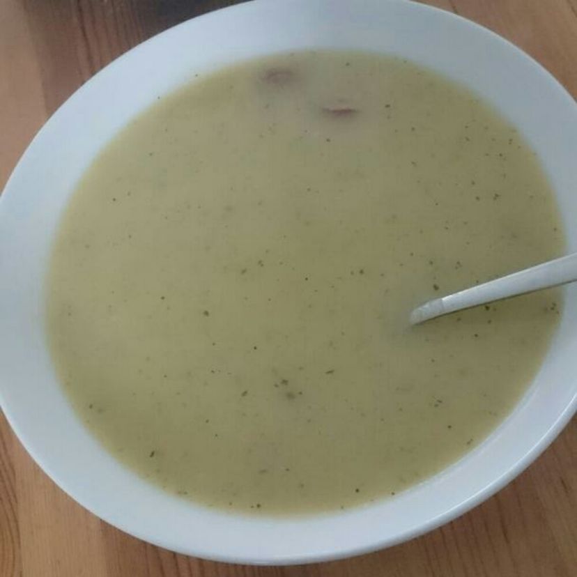Kartoffelsuppe mit Mettwürstchen & Zucchini