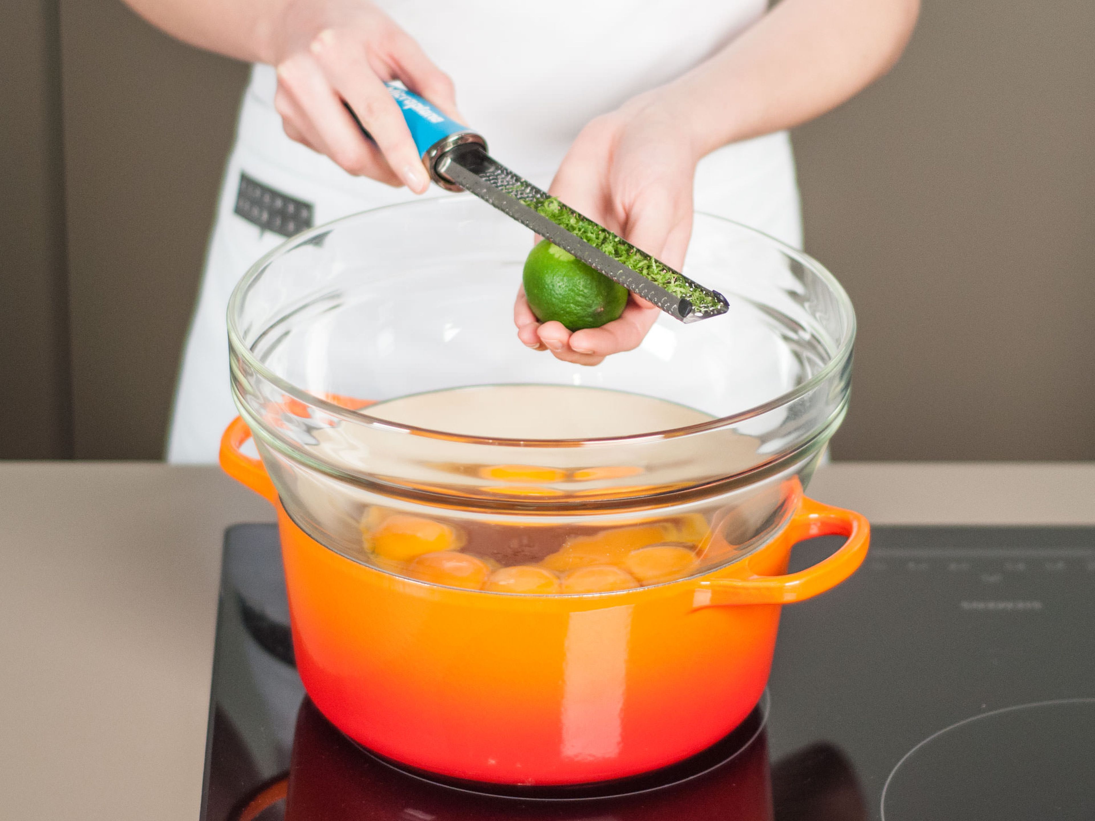Add egg yolks, honey, and lime juice to a bowl. Place bowl on top of a saucepan with boiling water. Add lime zest and whisk for approx. 3 – 4 min. until sauce has thickened. Be careful not to overheat.