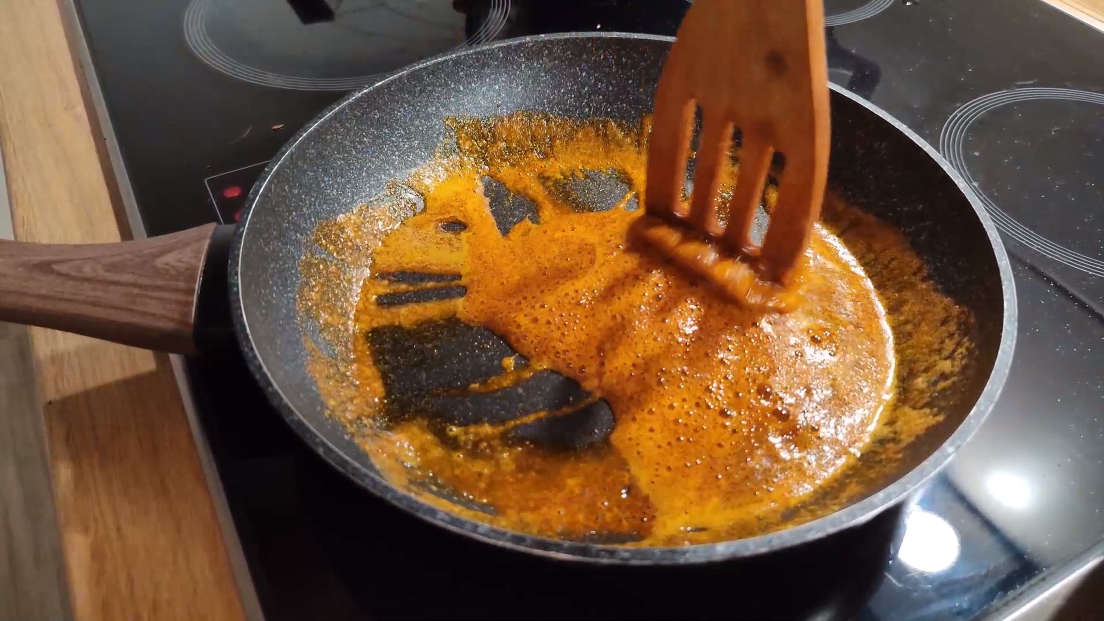 Die Butter in einer Pfanne verflüssigen. Das Paprikapulver einstreuen und anrösten lassen. 