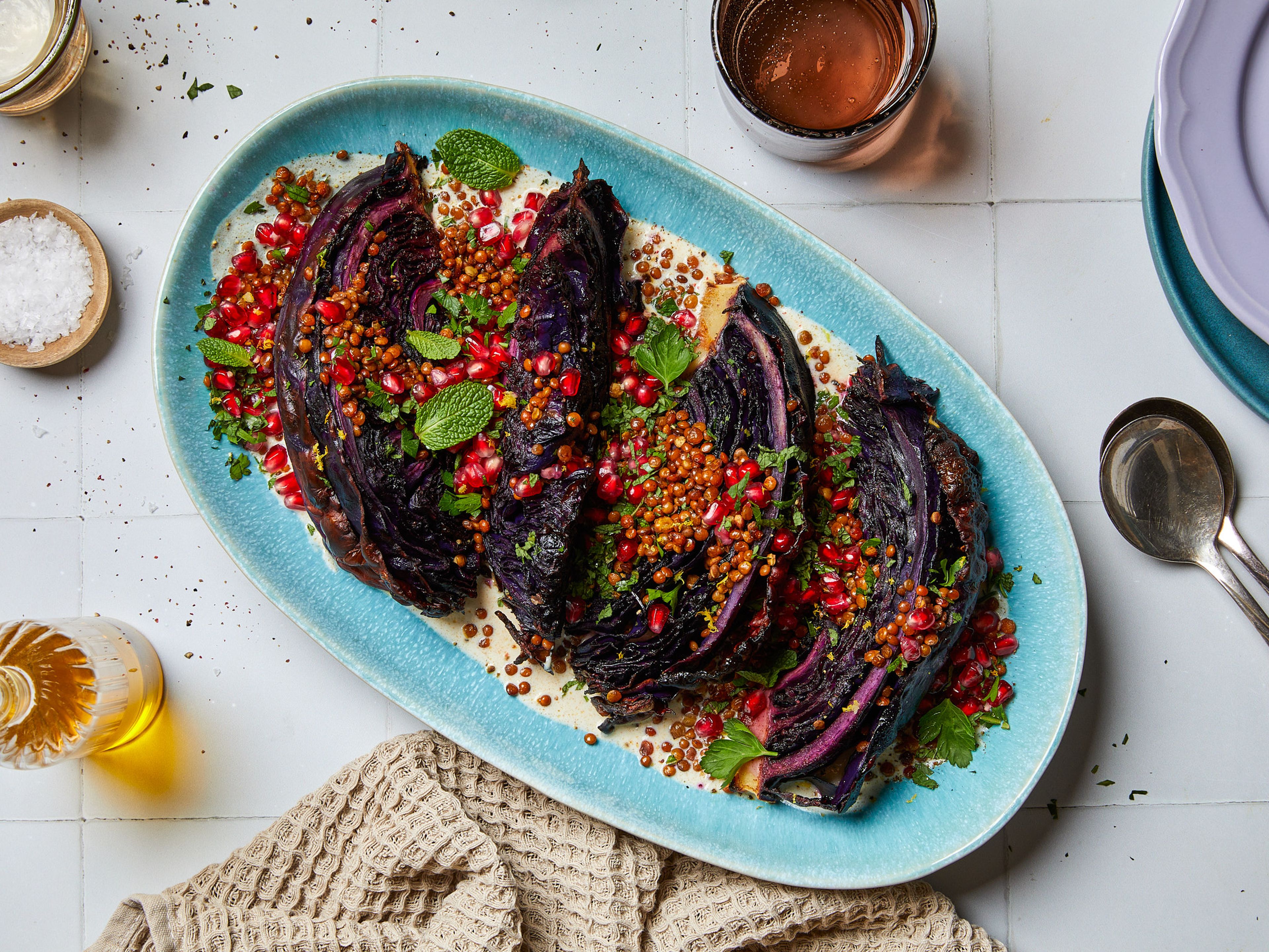 Gebackene Rotkohl Wedges mit knusprigen Berglinsen und Granatapfel