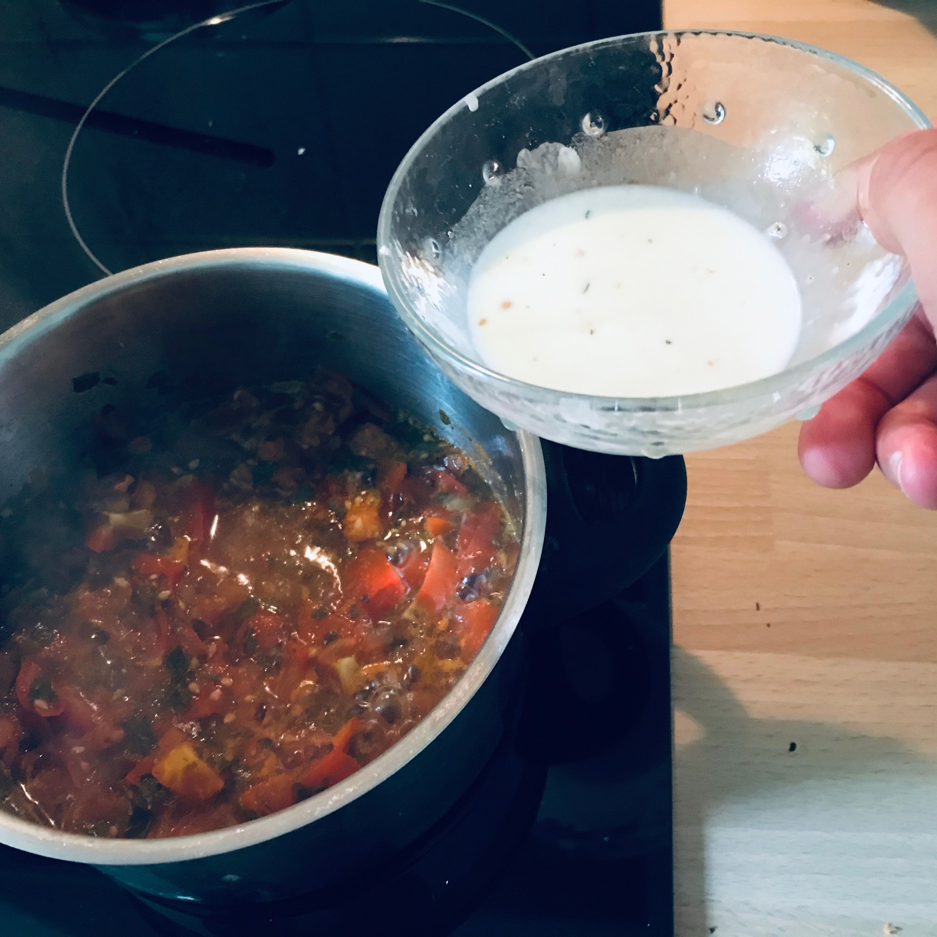 Anschließend die Speisestärke in etwas Wasser auflösen und den Topf von der Herdplatte nehmen. Die Speisestärke unter ständigen Rühren in den Topf geben und anschließend die Tomaten nochmals aufkochen lassen.