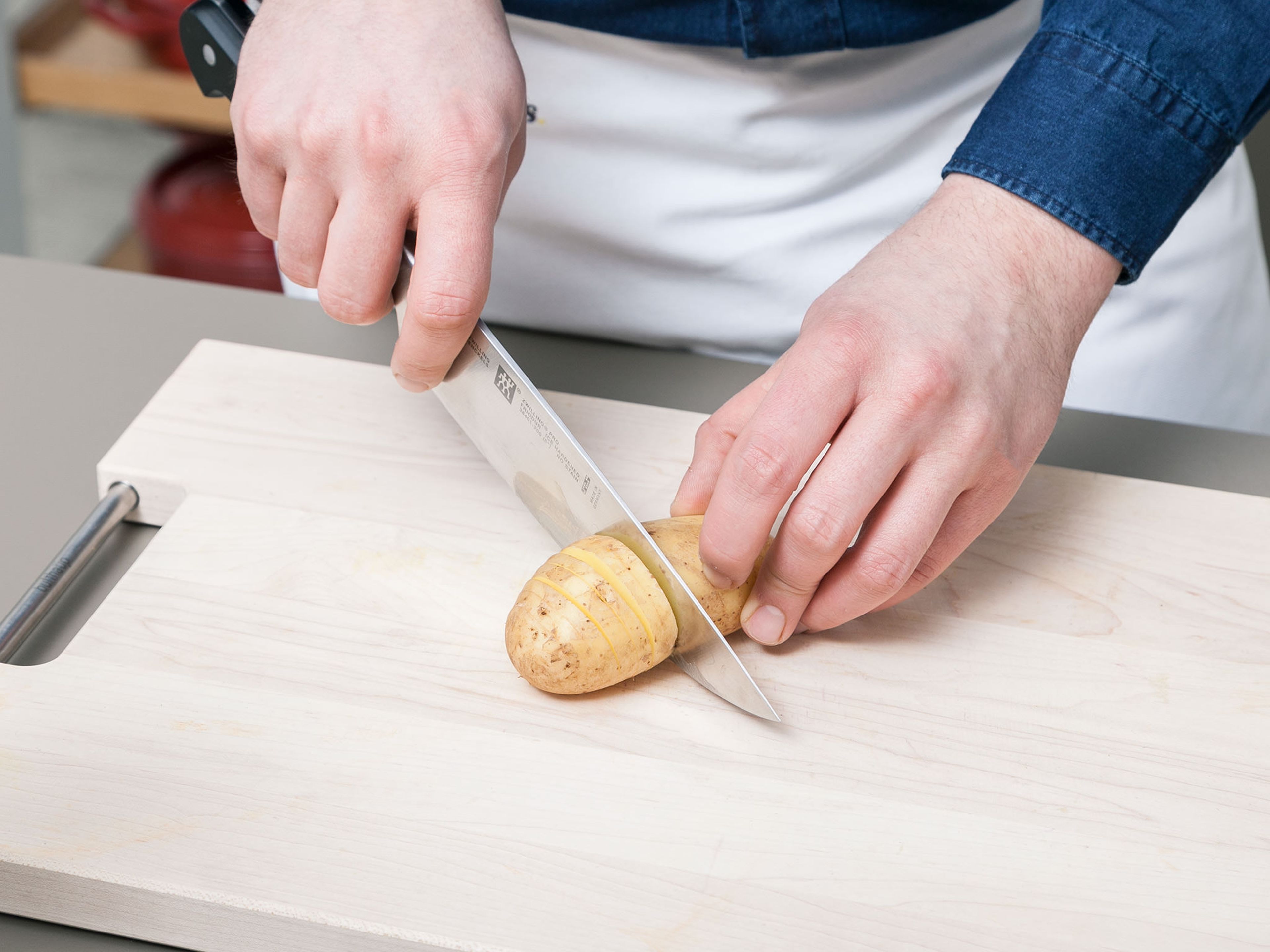 Backofen auf 180°C vorheizen. Frühkartoffeln waschen und abtrocknen. Die Frühkartoffeln mit einem scharfen Messer in schmalen Abständen einschneiden. Darauf achten, dass die Kartoffeln nicht vollständig durchgeschnitten werden, sie sollten auf der Unterseite noch intakt sein.