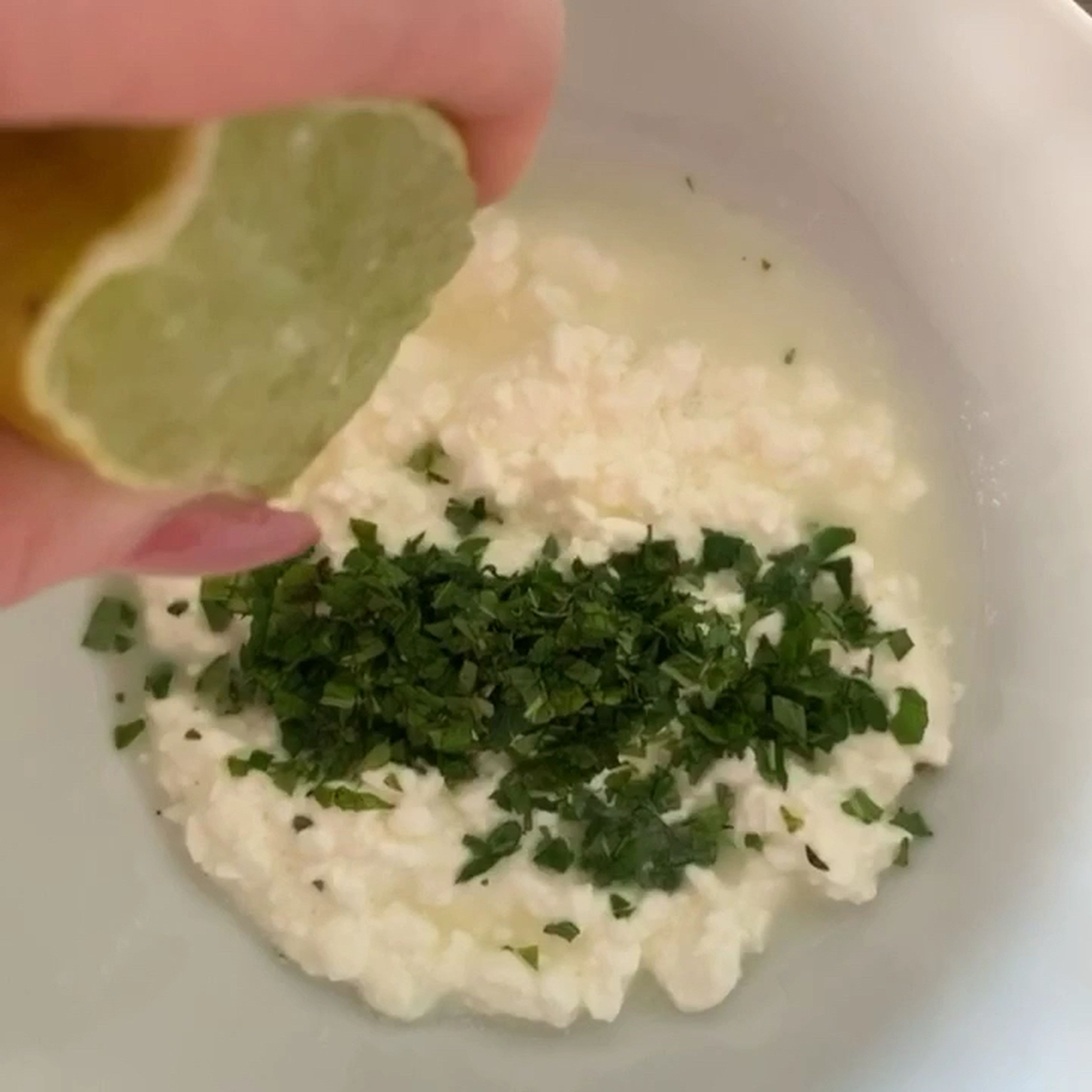 Minze fein hacken und mit Limettensaft und körnigem Frischkäse verrühren. Mit Salz und Pfeffer würzen.