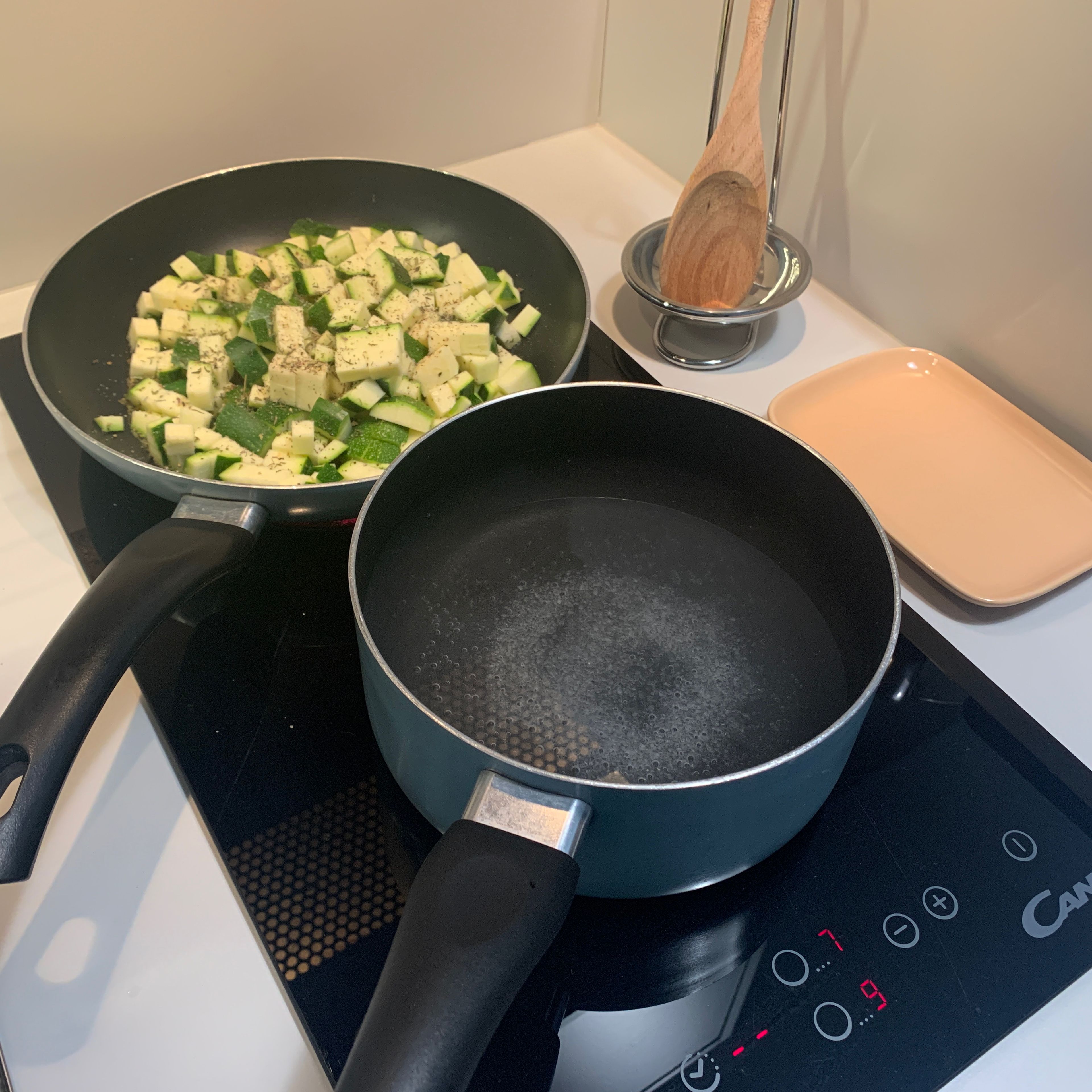 Heat some olive oil in a medium large pan together with a garlic clove. Put the zucchini in the pan and add salt, pepper and thyme. Stir often and let it cook for 15 minutes at low heat while the water starts boiling.