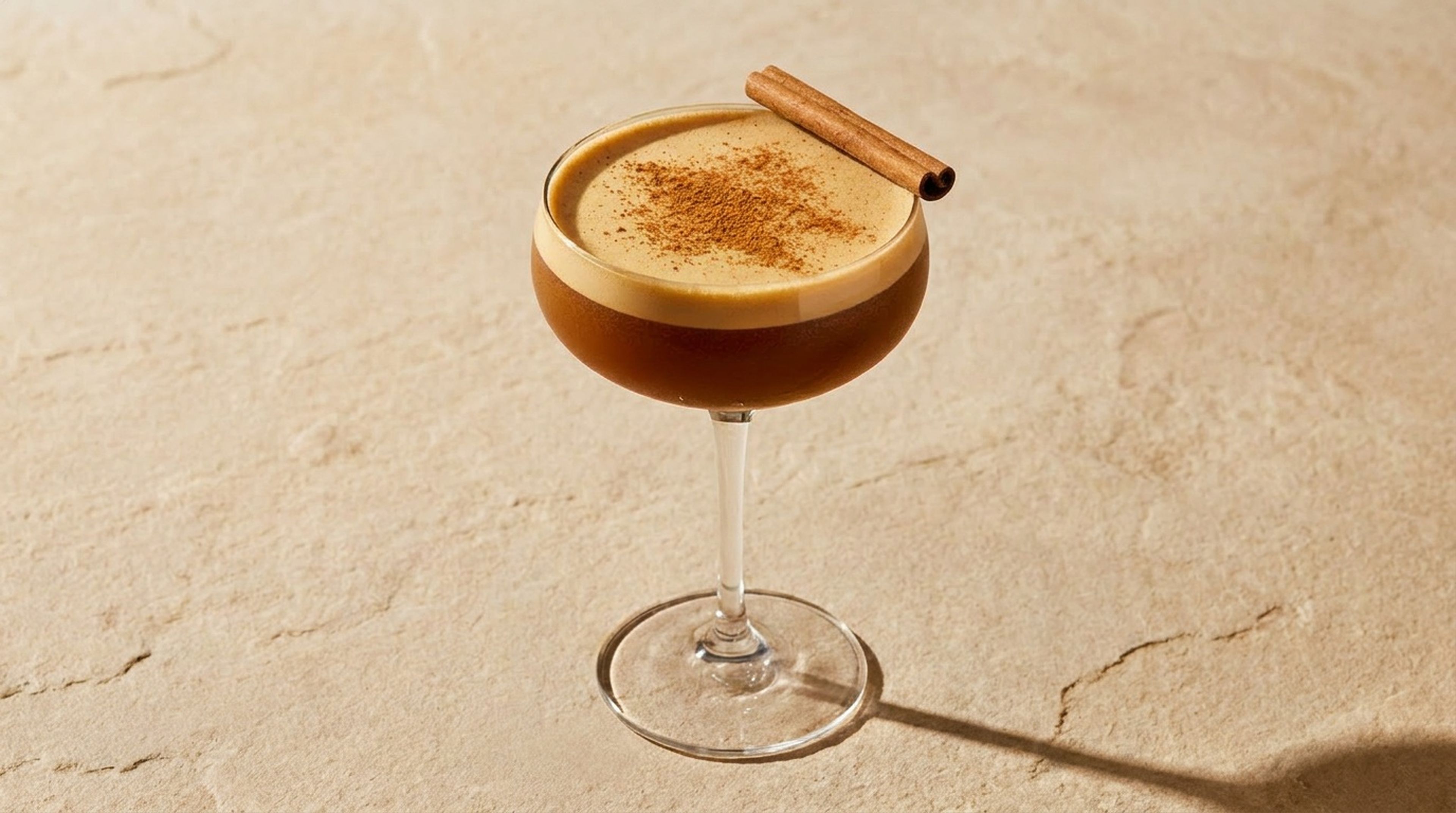 Würziger Chai Espresso Martini mit Zimt und Kardamom