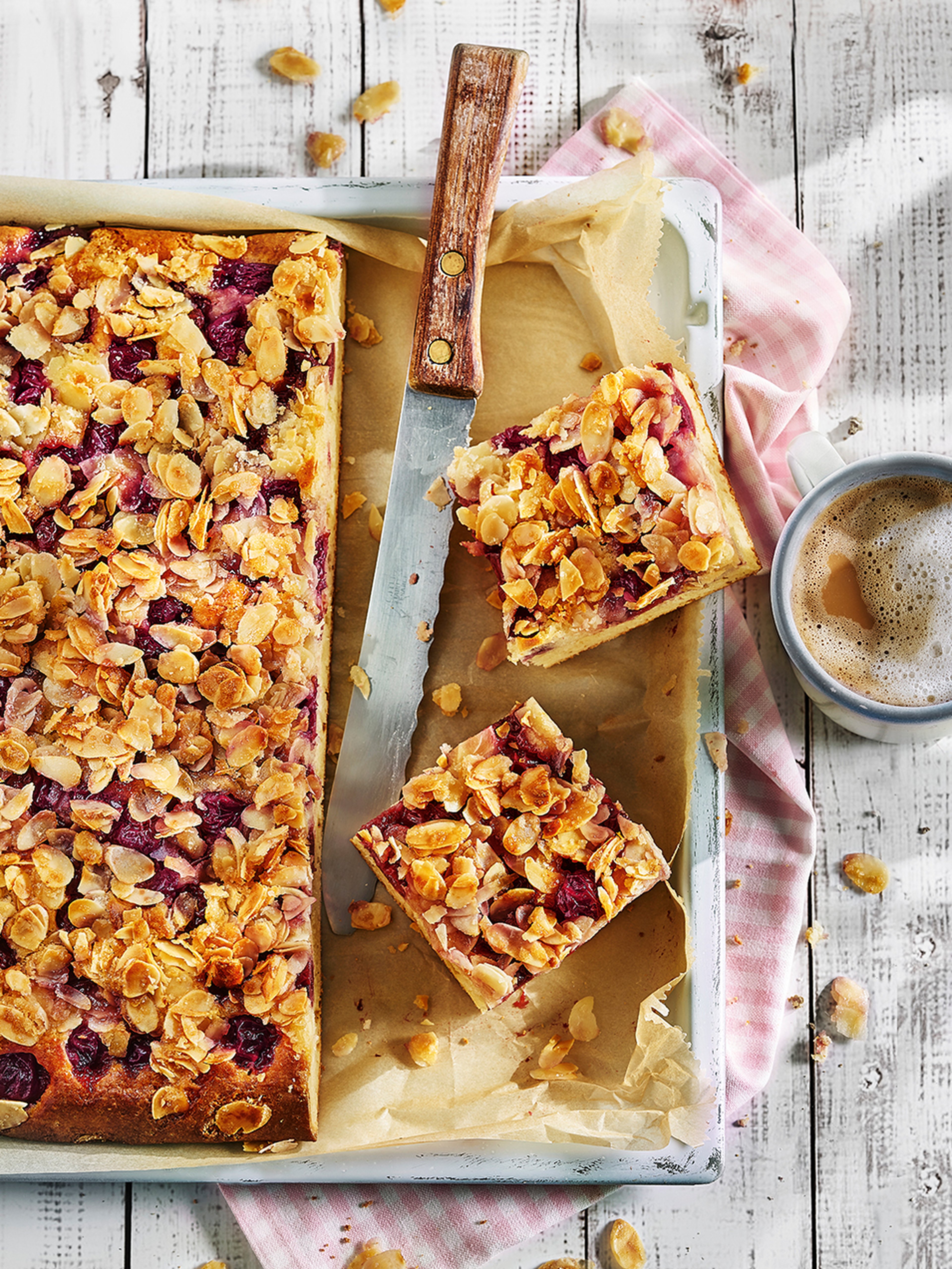 Buttermilch-Kirschkuchen mit Mandelkruste