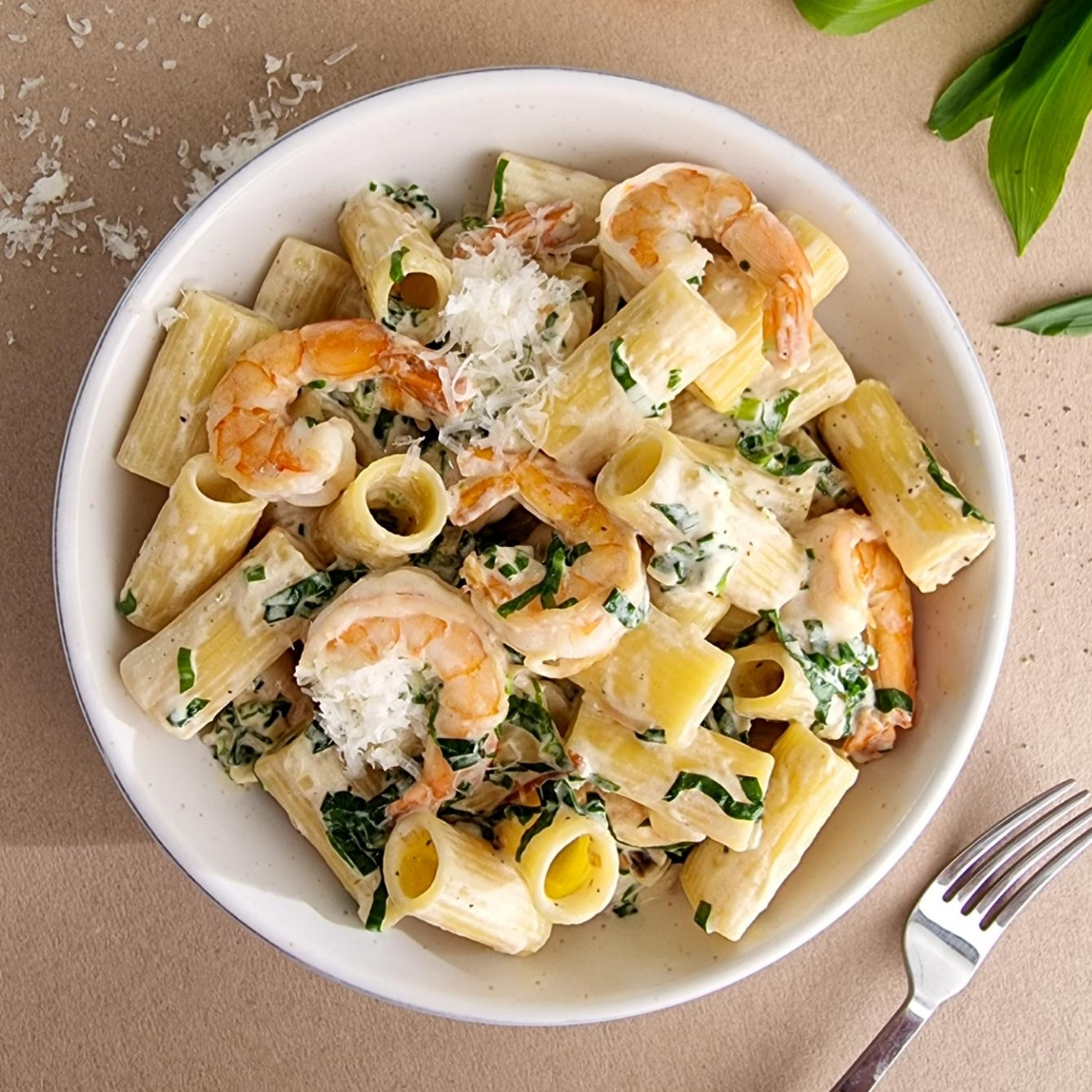 Creamy pasta with shrimp and wild garlic