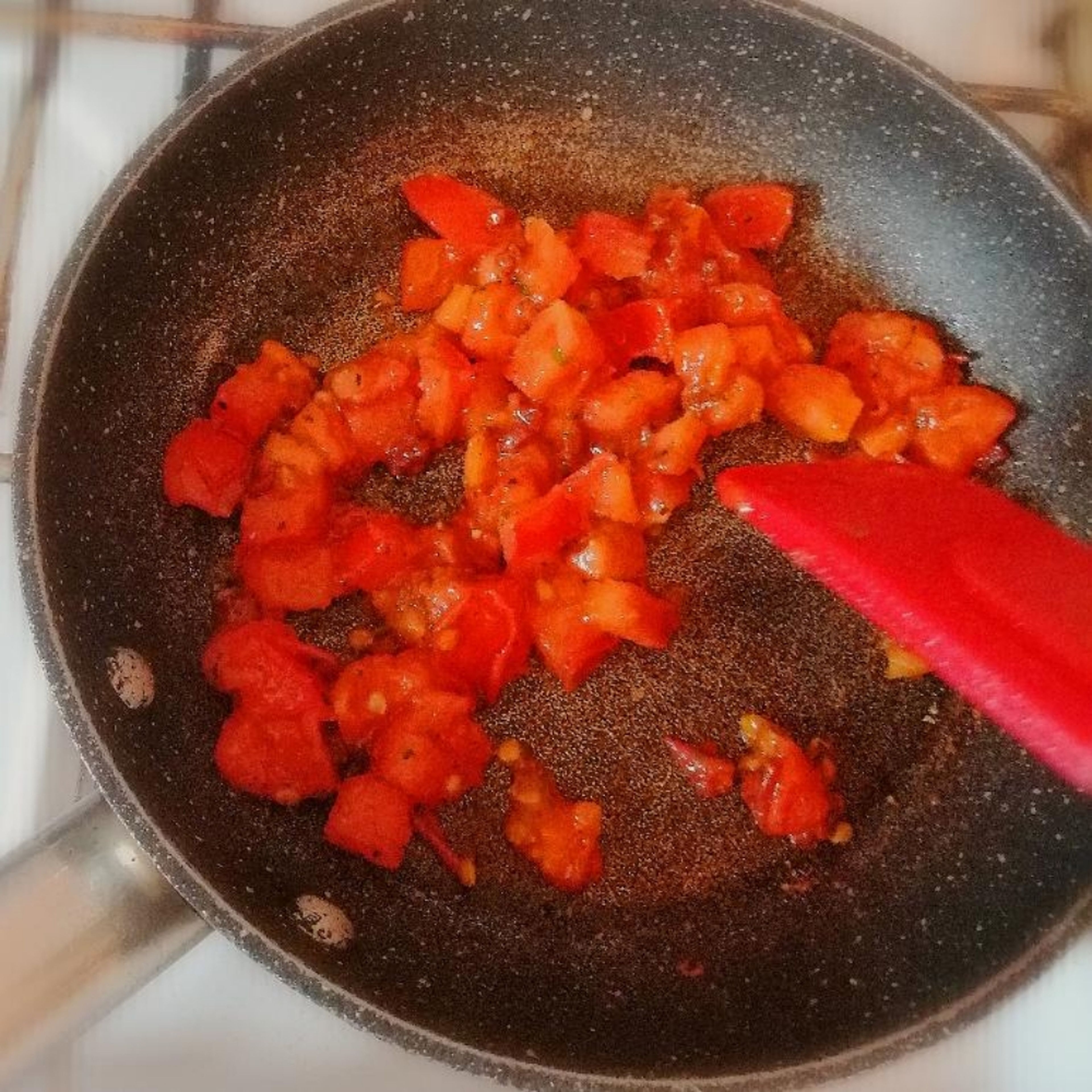 Eine Pfanne auf hoher Temperatur erhitzen. Bacon ca. 1-2 Minuten knusprig anbraten, bis das Fett ausläuft. Tomaten hinzugeben und etwa 2 Minuten mitköcheln lassen. Mit Rotwein ablöschen. Vom Herd nehmen, sobald die Flüssigkeit verdampft ist.