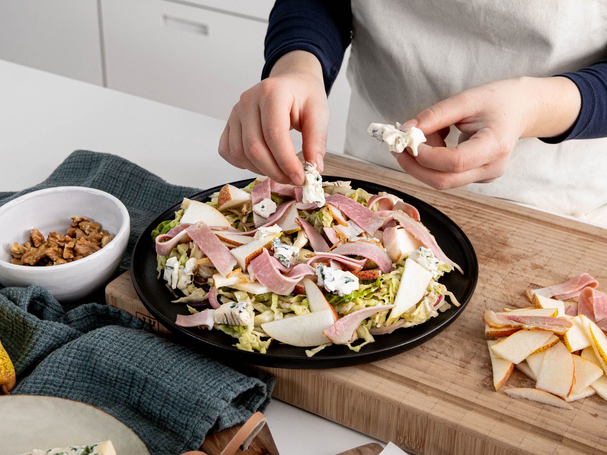 Wirsingsalat mit Birnen, Walnüssen und Schinken | Rezept | Kitchen Stories