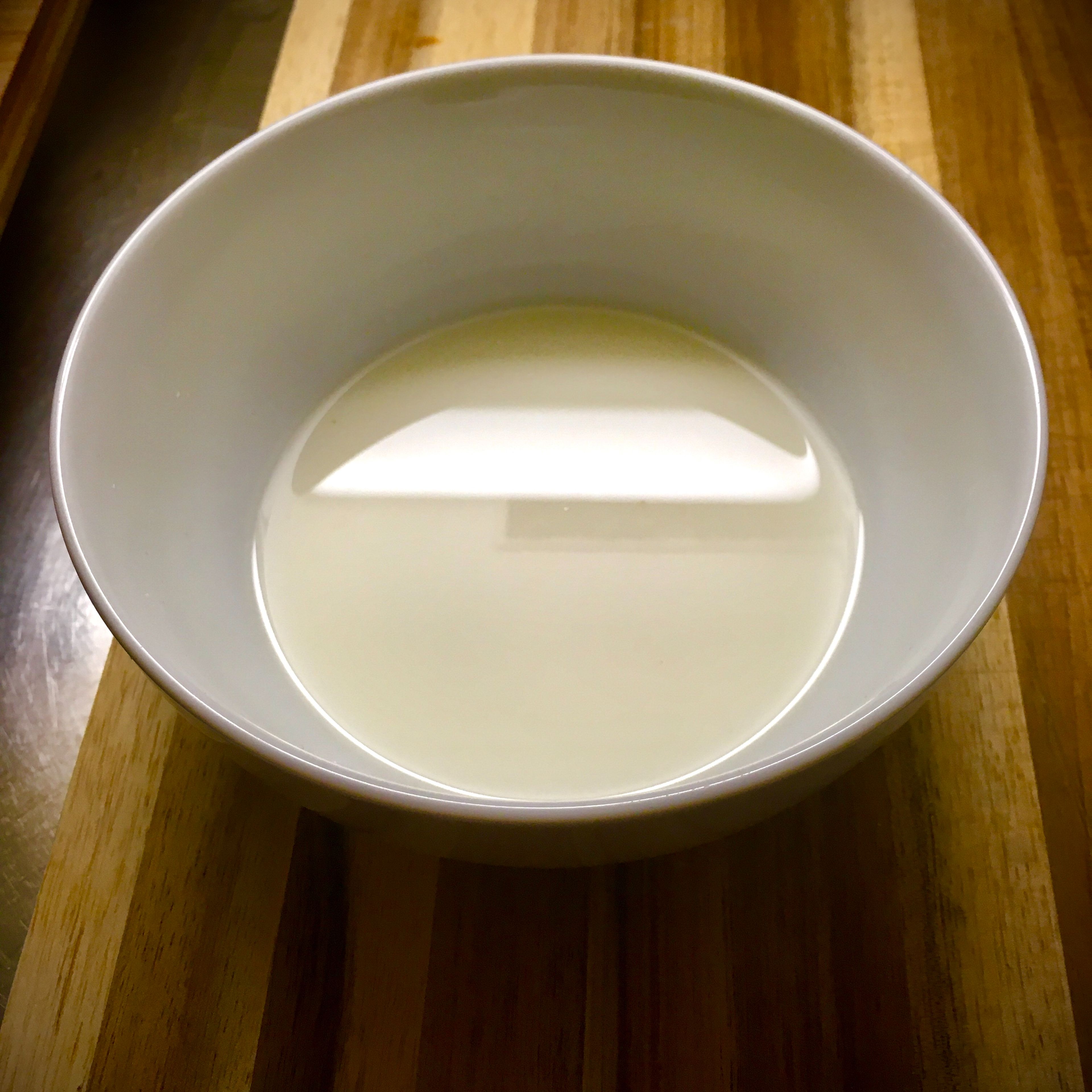Stärke mit etwas kaltem Wasser anrühren & hinzufügen. Suppe so lange bei mittlerer Hitze köcheln lassen bis sie dickflüssig ist.