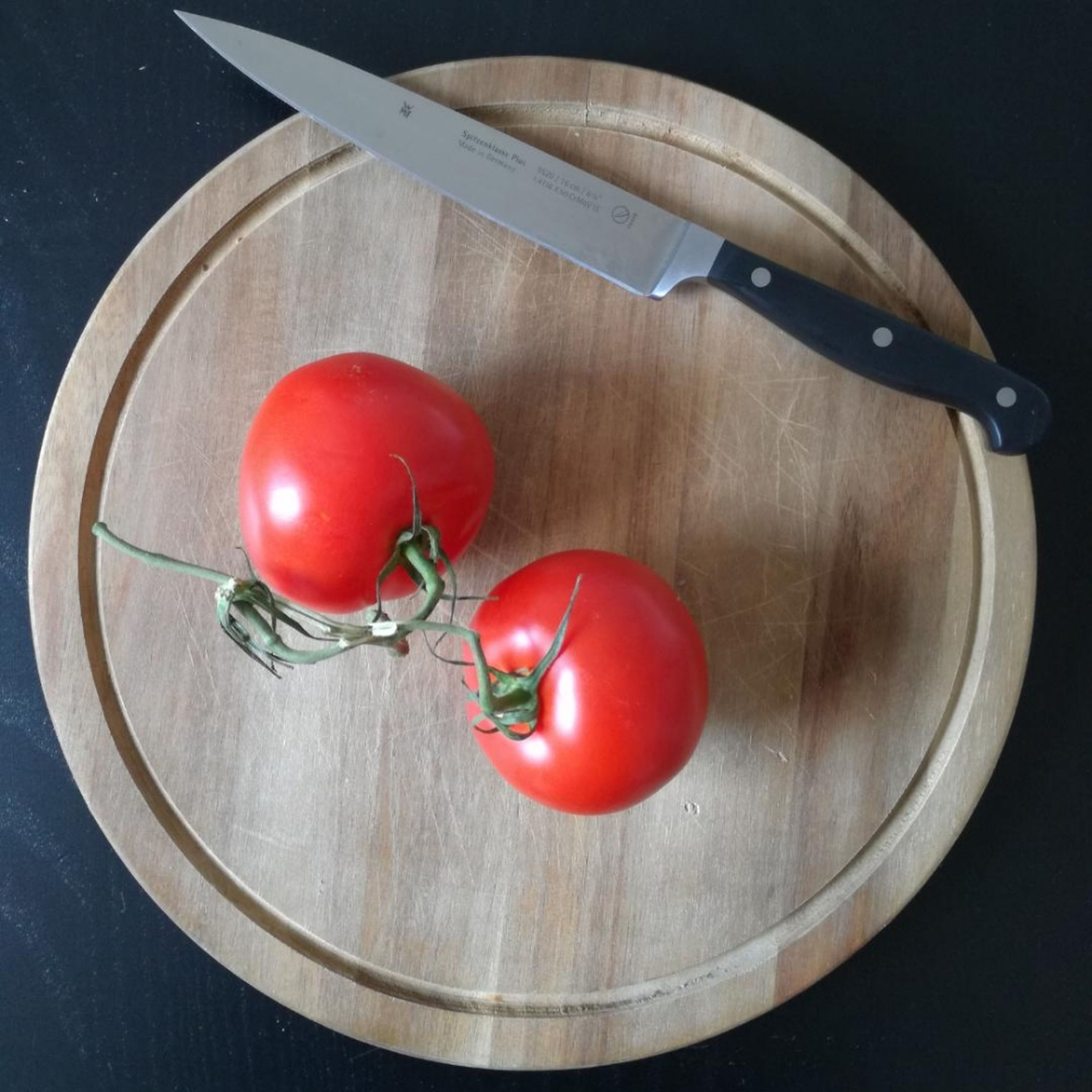 Tomaten klein schneiden.