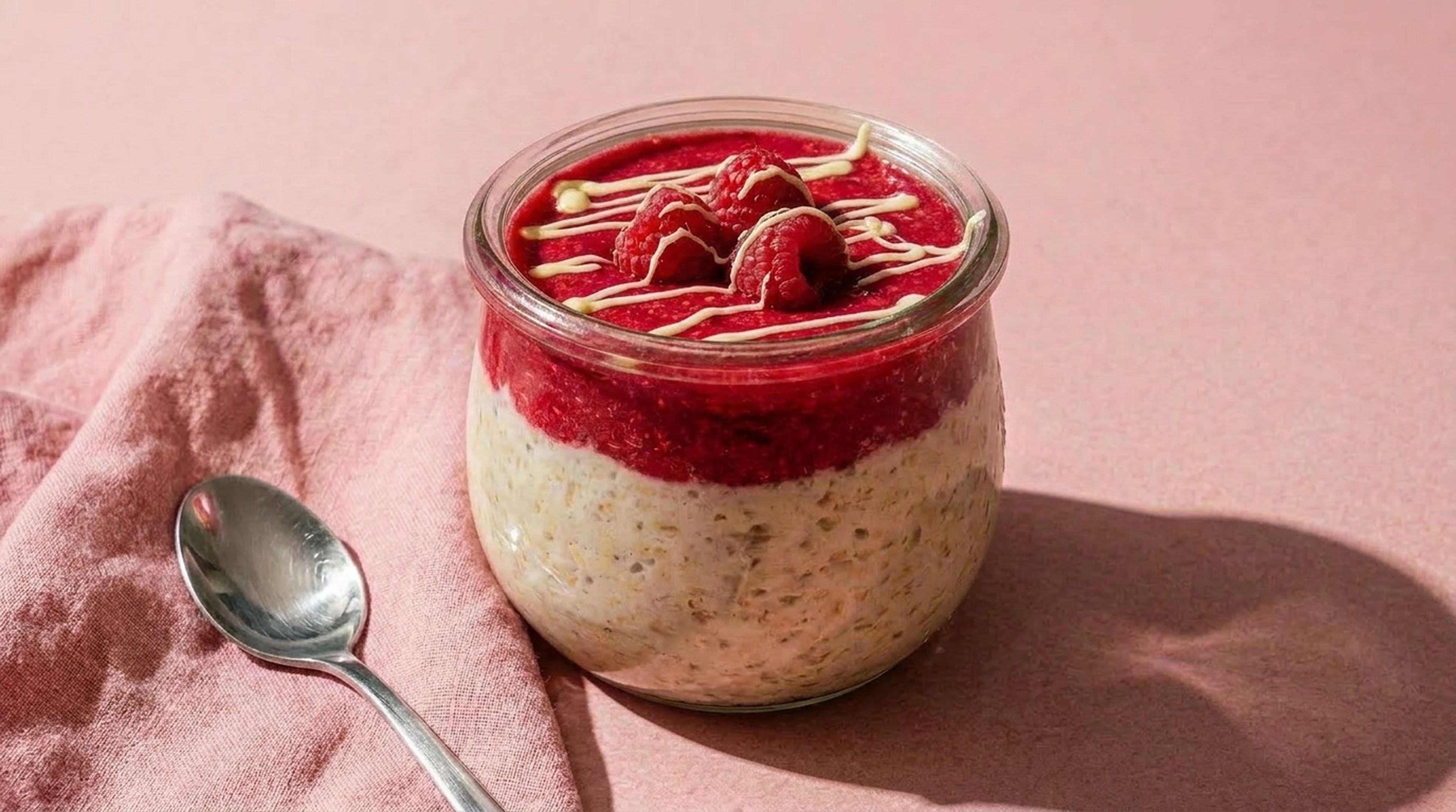 Overnight Oats mit Himbeeren und weißer Schokolade